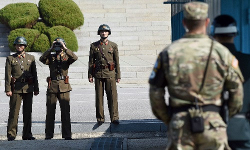 Lính Triều Tiên tại biên giới nhìn sang phía Hàn Quốc tháng 10/2017. Ảnh: AP.