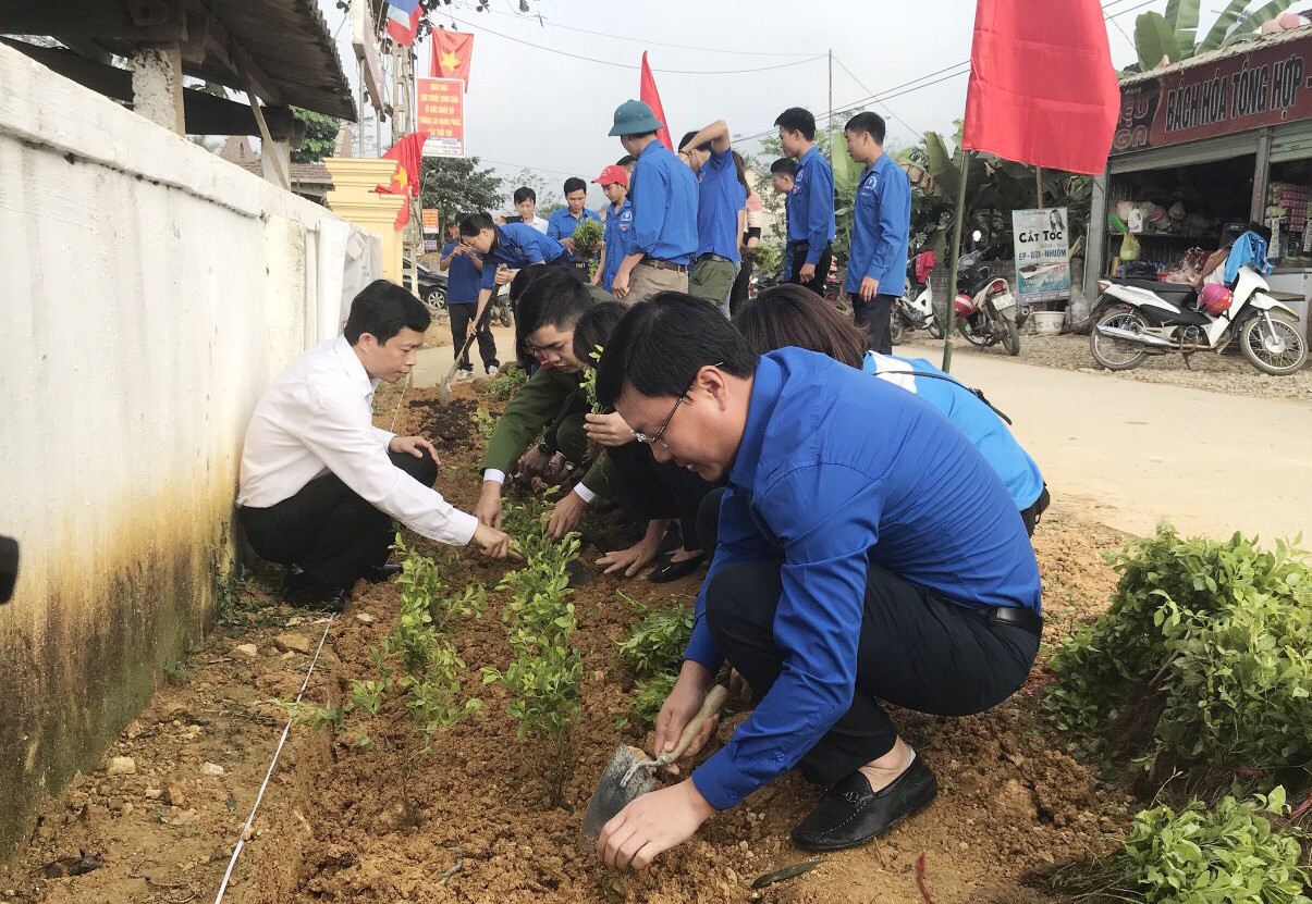 Bí thư Tỉnh Đoàn Phạm Tuấn Vinh tham gia trồng cây tại tuyến đường xanh, sạch, đẹp của đơn vị huyện Diễn Châu. Ảnh: Phương Thúy