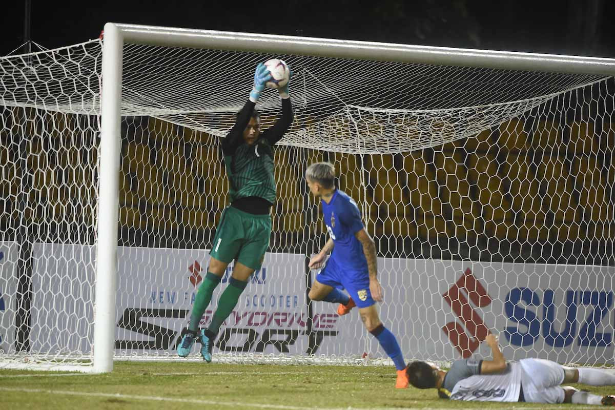Thủ môn Falkesgaard lần đầu dự AFF Cup, và ở trận ra mắt gặp Timor-Leste đã mắc sai lầm để thủng lưới 2 bàn sau khi Philippines dẫn trước 3-0 (ảnh AFF)