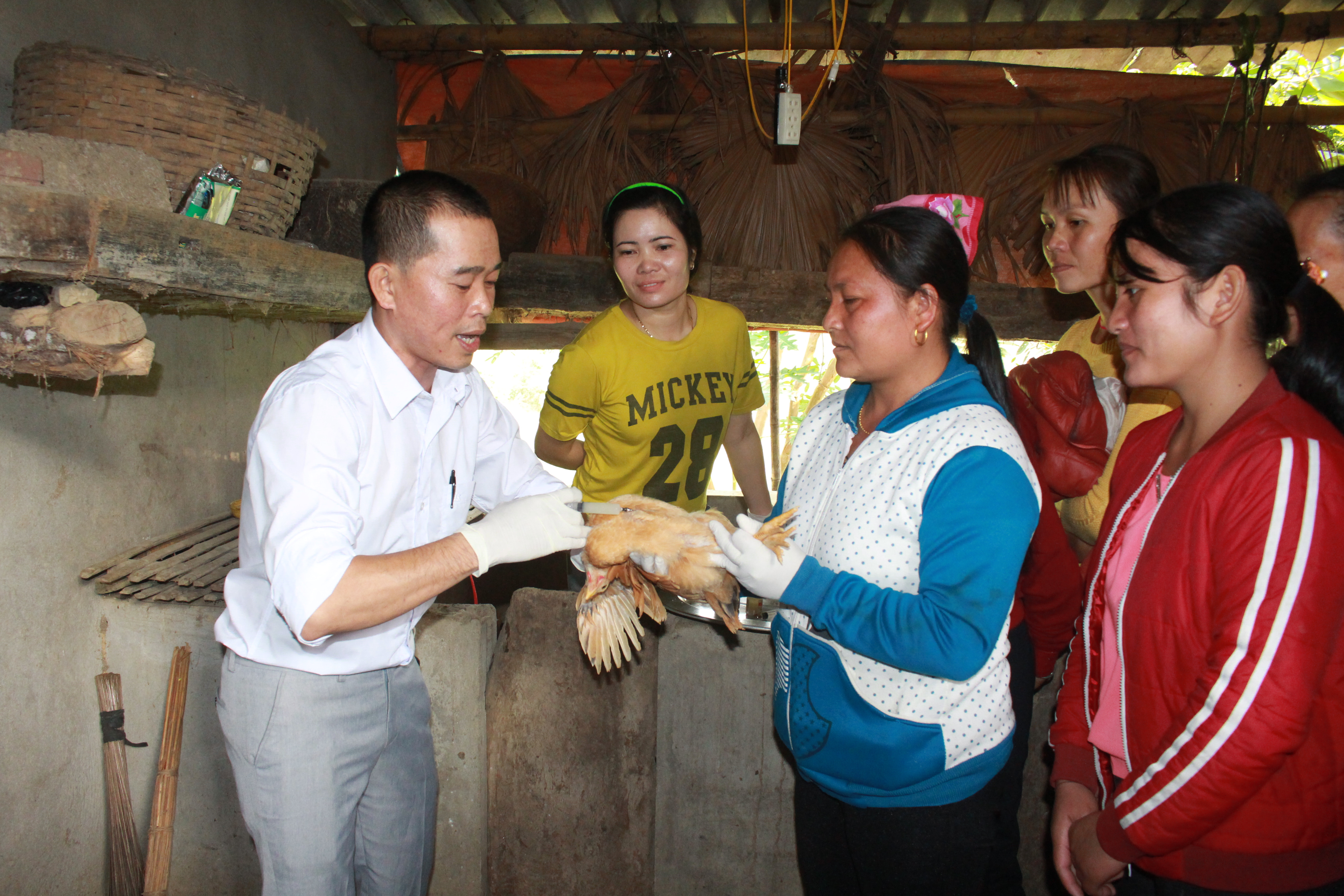 Trong quá trình học, giáo viên truyền đạt theo phương thức cầm tay chỉ việc, tạo điều kiện để bà con tất cả đều được mắt thấy tai nghe, tay được làm thử