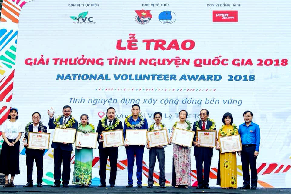 Nguyễn Tất Hùng nhận giải tại buổi lễ . Ảnh: NVCC