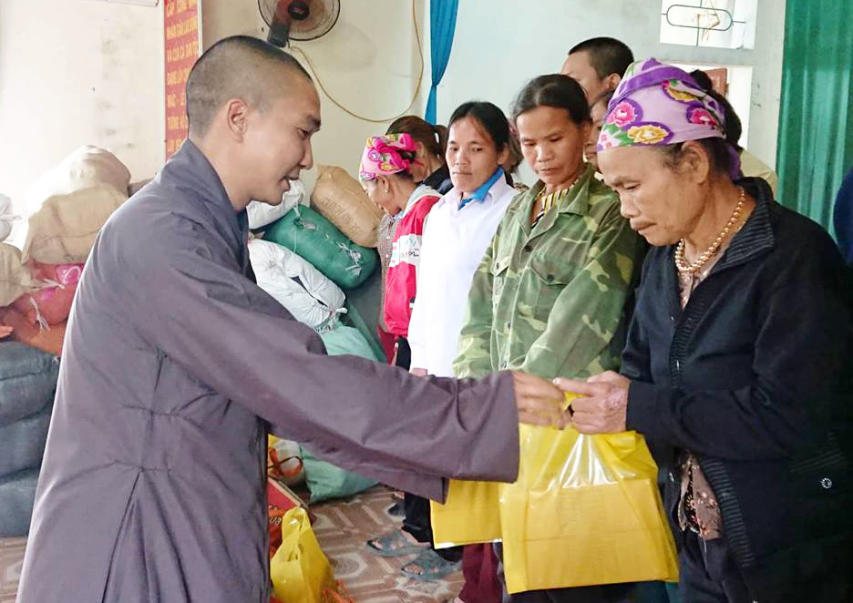 Trong năm 2018 này, chùa Phổ Môn tổ chức  4 lần về miền Tây trao quà cho người dân nghèo. Ảnh: Huy Thư