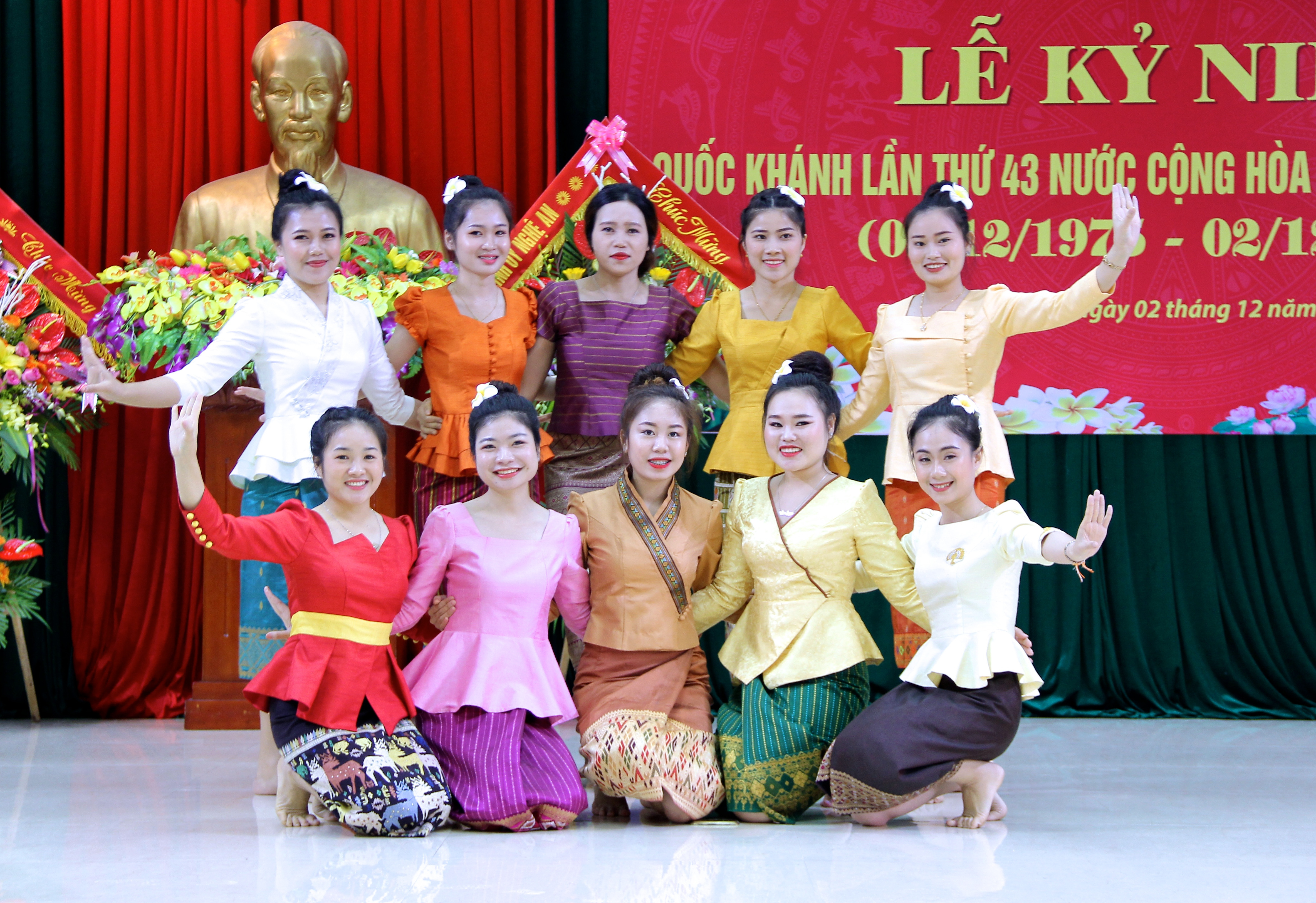 Các du học sinh Lào mang lại những tiết mục văn nghệ tươi vui, đậm nét truyền thống của đất nước. Ảnh: Mỹ Nga 