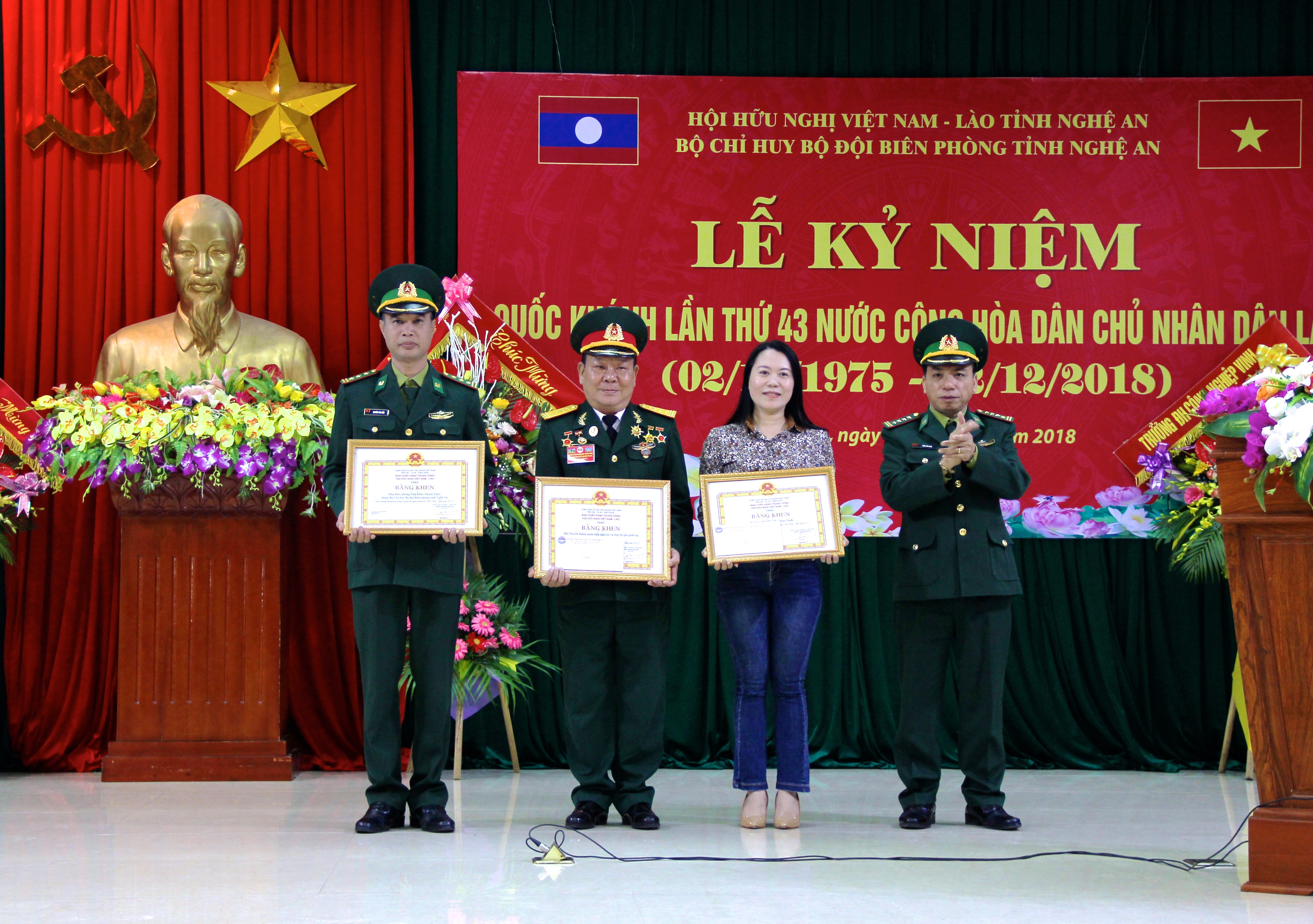 Đại tá Trần Hải Bình thừa ủy quyền trao tặng Bằng khen của Trung ương Hội Việt Nam - Lào cho những tập thể có đóng góp xuất sắc. Ảnh: Mỹ Nga 