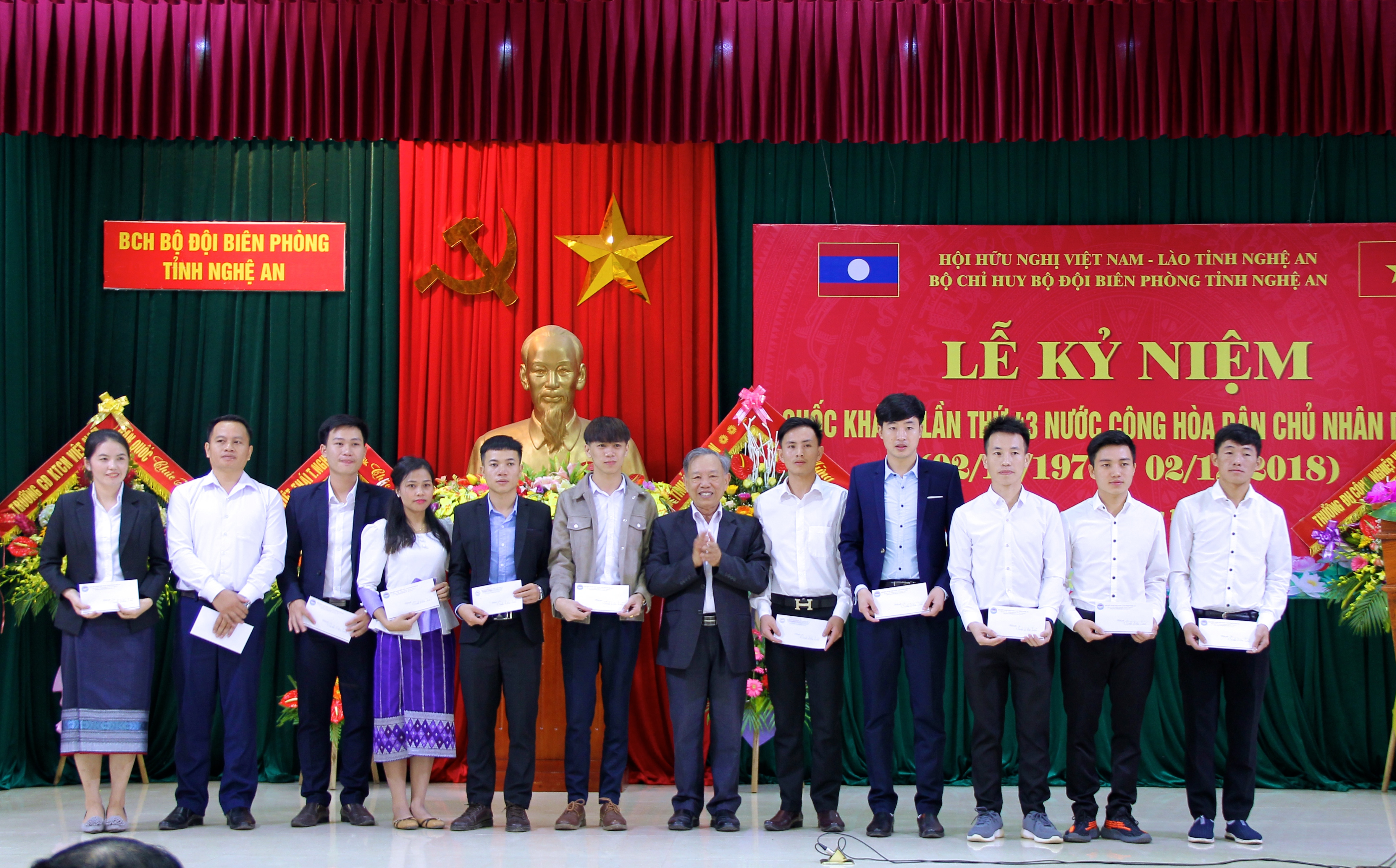 Hội hữu nghị Việt Nam - Lào tỉnh Nghệ An cũng dành tặng 11 suất học bổng cho các du học sinh Lào đang học tại các trường Đại học, Cao đẳng tại Nghệ An, có thành tích học tập xuất sắc