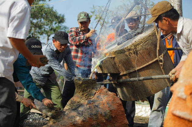 Các nghệ nhân rót đồng đúc tượng. Ảnh: Hồng Ân