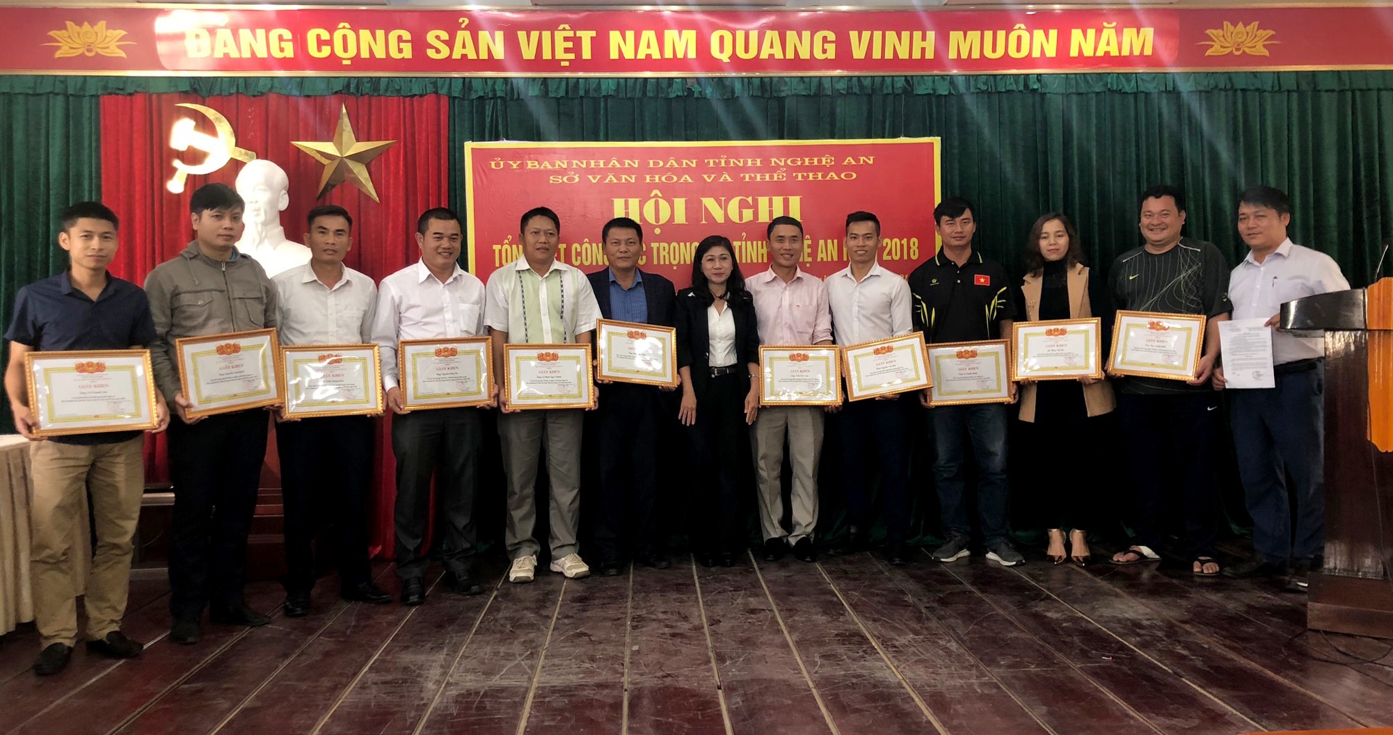 Lãnh đạo Sở VH&TT trao giấy khen 