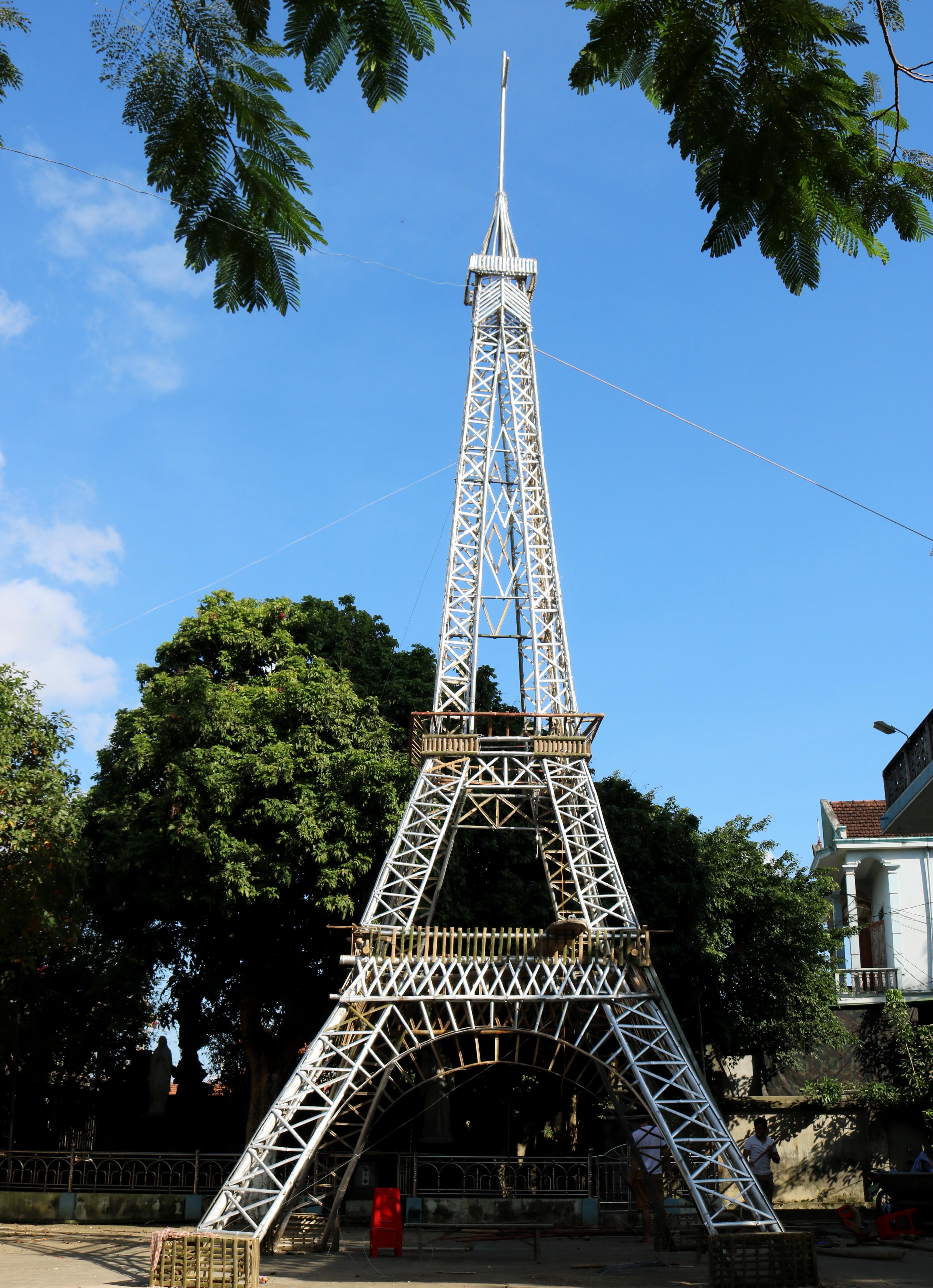 Tháp Eiffel tre là một công trình độc đáo, đã và đang đem lại niềm vui cho bà con giáo giáo xứ Văn Thành trong mùa Noel 2018.  Ảnh: Huy Thư