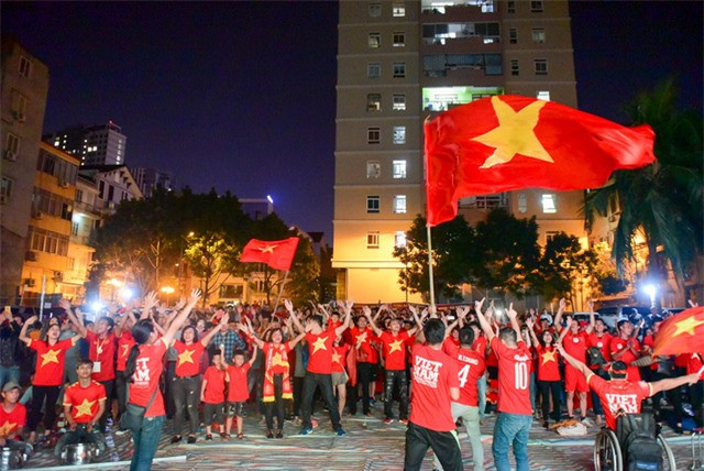 Khán giả Việt Nam đổ xuống đường ăn mừng chiến thắng. Ảnh: AT
