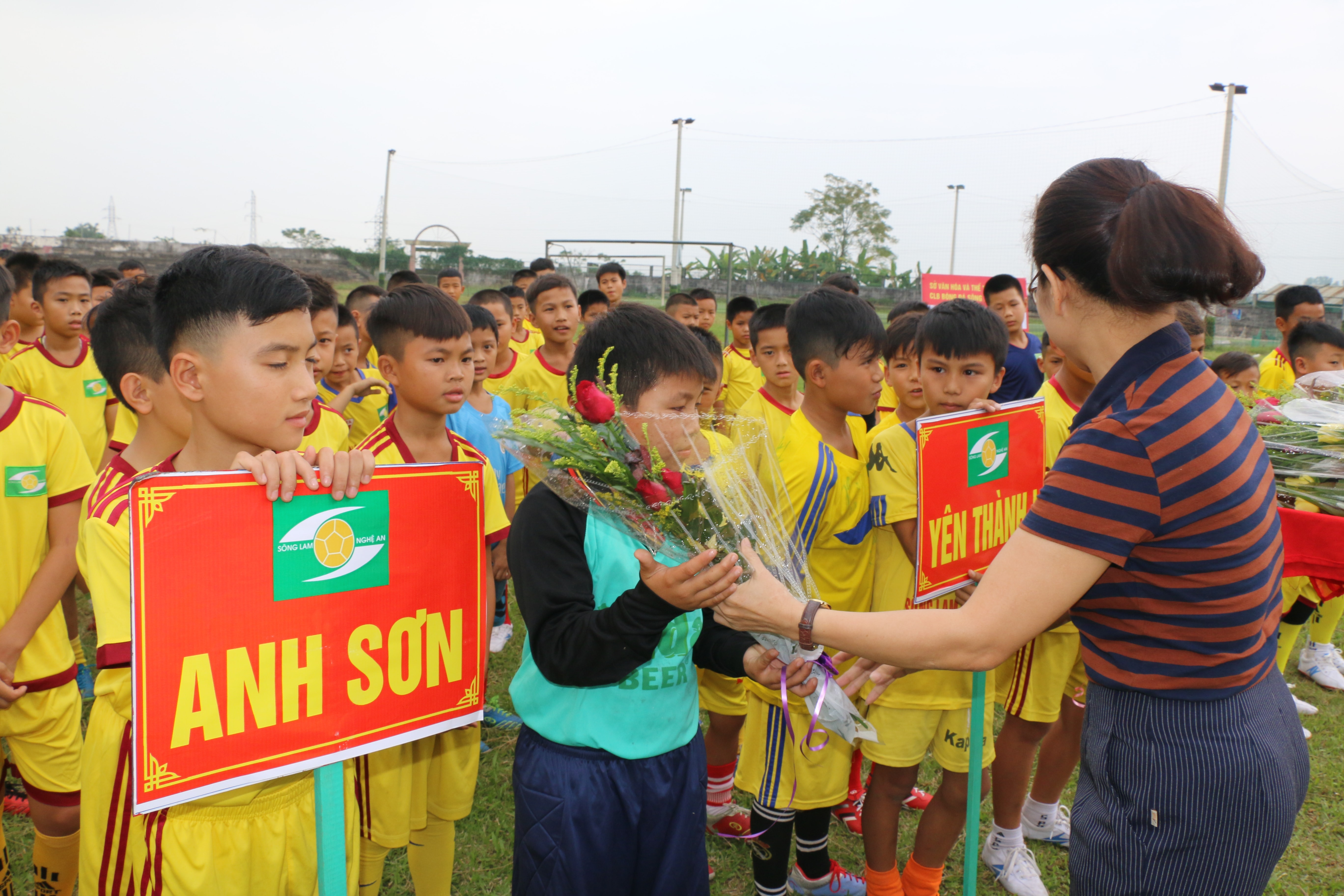 11 đội tuyển đến từ các huyện: Đô Lương, Tương Dương, Anh Sơn, Hưng Nguyên, Nghi Lộc, Tân Kỳ, Yên Thành, Nam Đàn, Thanh Chương, Thị xã Thái Hòa và TP Vinh tham gia Giải bóng đá U10 năng khiếu nghiệp dư. Ảnh: Hữu Hoàn