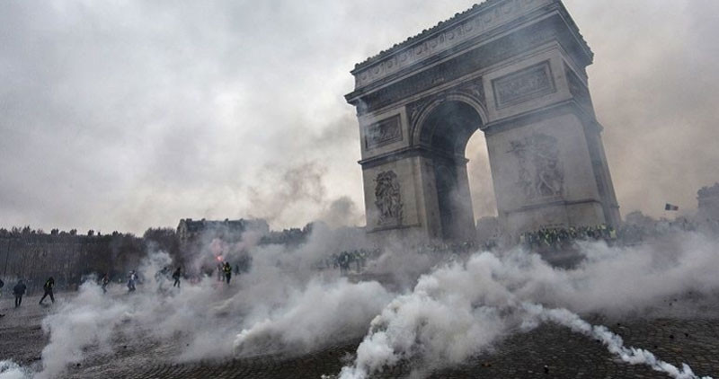 Ngày 1/12, cuộc biểu tình lớn nhất thập kỷ tại Paris nổ ra, khởi phát từ Khải Hoàn Môn. Những người chống đối tham gia phong trào 
