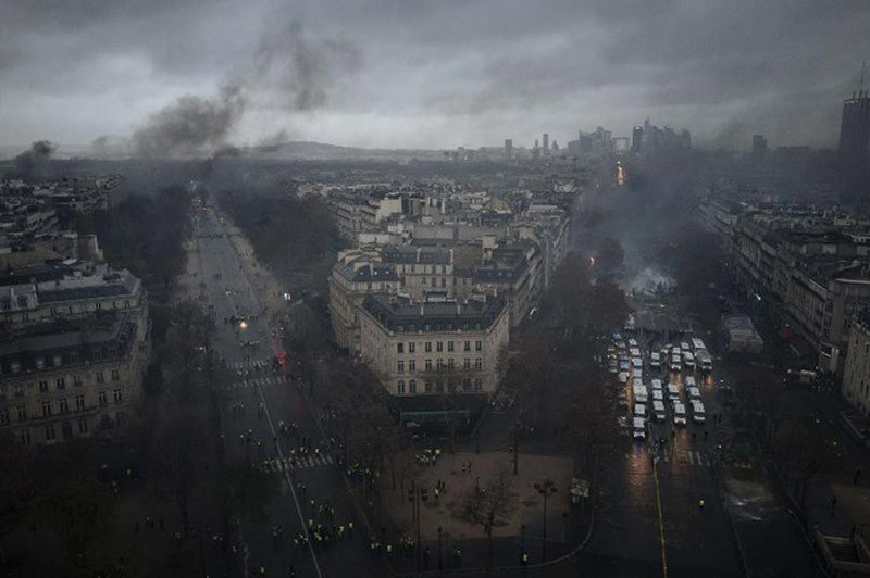 Cả thành phố Paris chìm trong khói lửa. Tuy vậy, các nhà chức trách Pháp không ban bố tình trạng khẩn cấp vì cho rằng có nhiều cách để dẹp bạo loạn. Ảnh: Reuters.