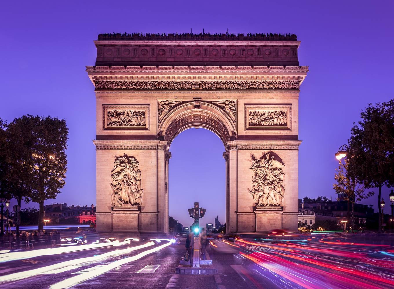 Khải Hoàn Môn là một trong những công trình lịch sử nổi tiếng nhất nước Pháp. Nằm giữa quảng trường Étoile, vị trí của Khải Hoàn Môn là điểm cuối của đại lộ Champs-Elyseés. Đây cũng là điểm tập trung đông khách du lịch của thành phố. Ảnh: Grandearche.
