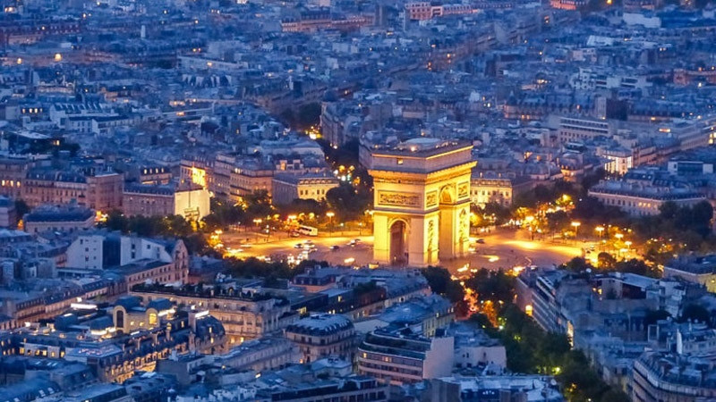 Công trình này do Napoleon cho xây dựng vào năm 1806 để vinh danh quân đội Đệ Nhất Đế chế Pháp và được hoàn thành vào năm 1836. Mỗi năm, nơi đây đón hơn một triệu lượt khách và là một trong 10 công trình hút khách nhất Paris. Ảnh: Facade-lighting.