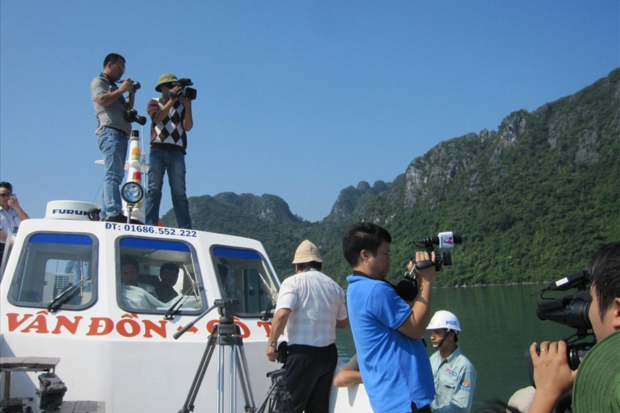 Phóng viên các cơ quan báo chí Quảng Ninh đưa tin kéo điện ra đảo Cô Tô. Ảnh: Nguyễn Hùng