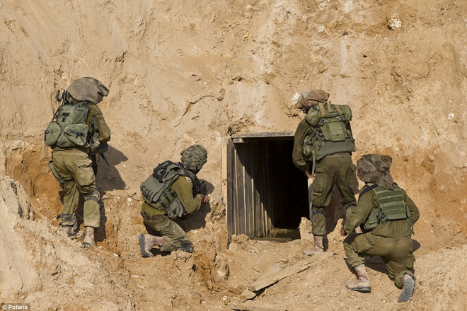 Binh sĩ Israel và một đường hầm được phát hiện xuất phát từ dải Gaza. Ảnh: Polaris