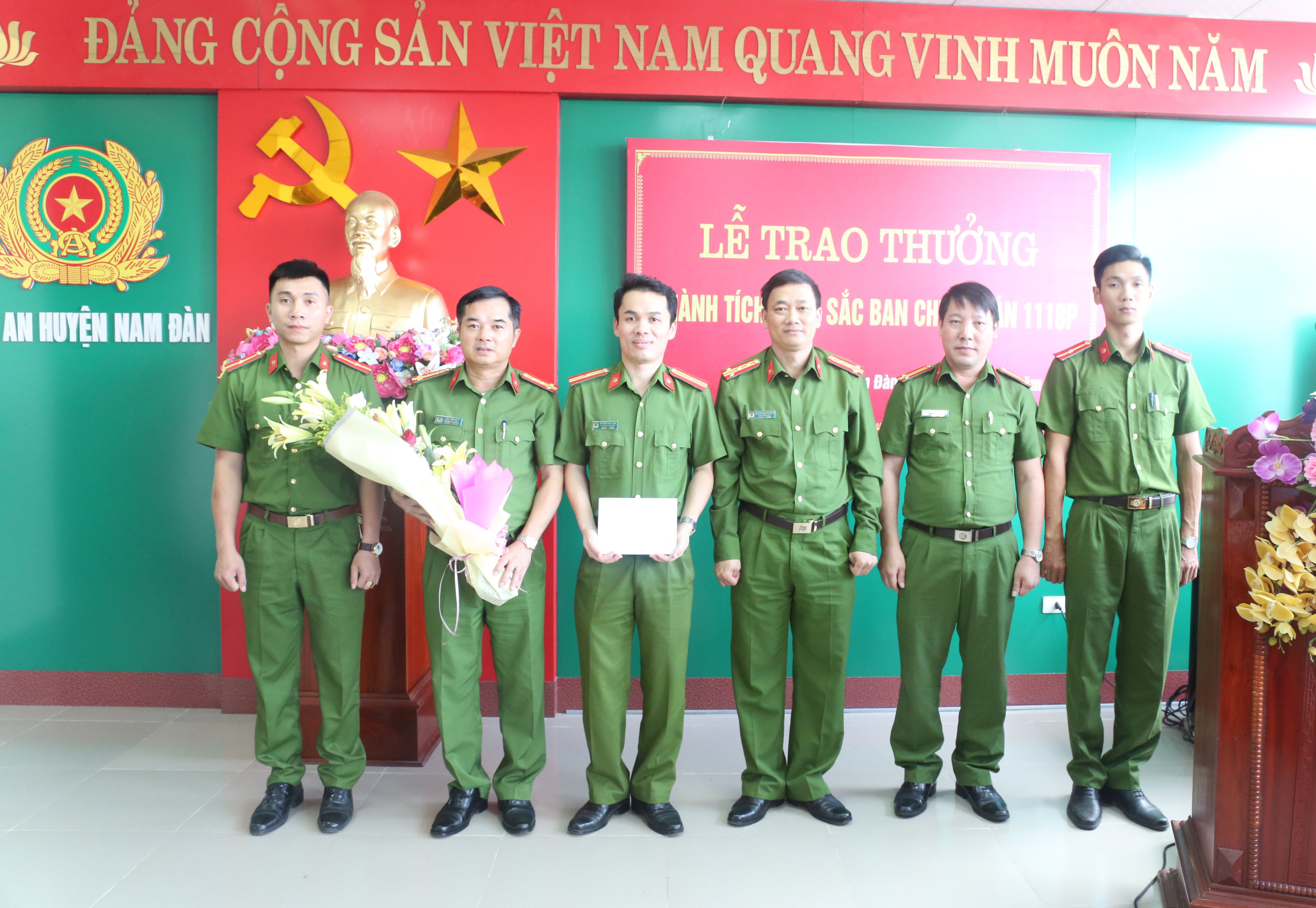 Đại tá Nguyễn Mạnh Hùng, PGĐ Công an tỉnh trao thưởng cho Ban chuyên 