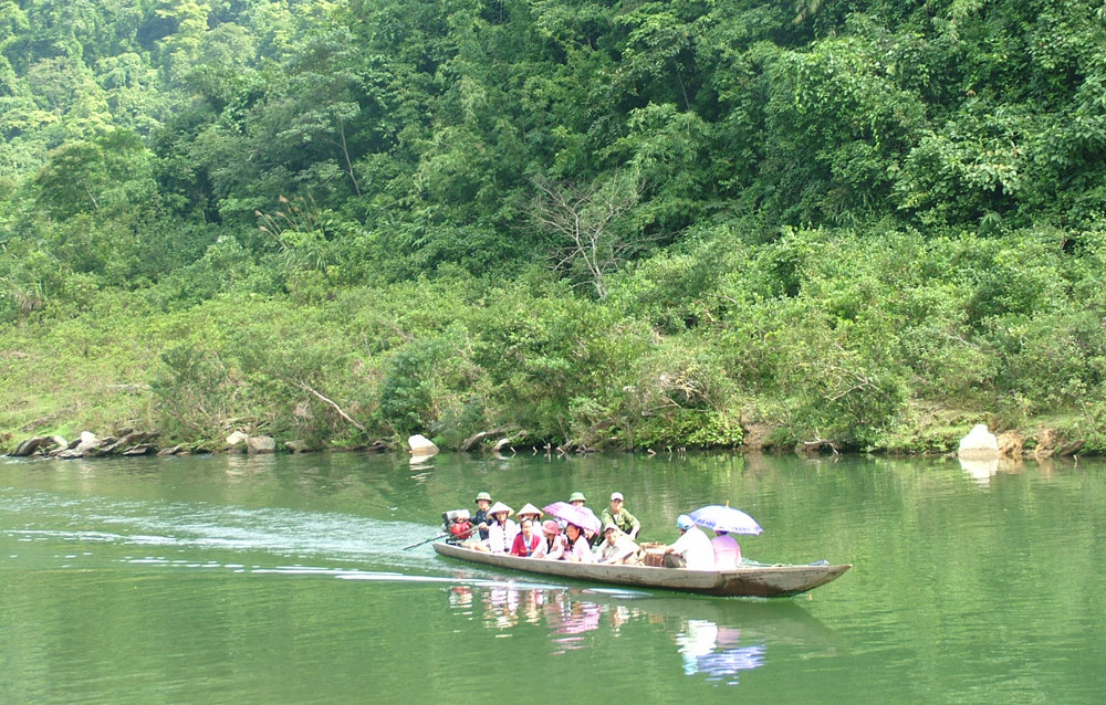 Du lịch sinh thái ở sông Giăng (Con Cuông). Ảnh: Văn Trường