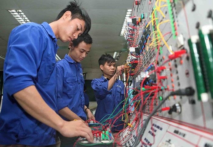 Sinh viên Trường Cao đẳng KTCN Việt Nam - Hàn Quốc trong giờ thực hành. Ảnh tư liệu