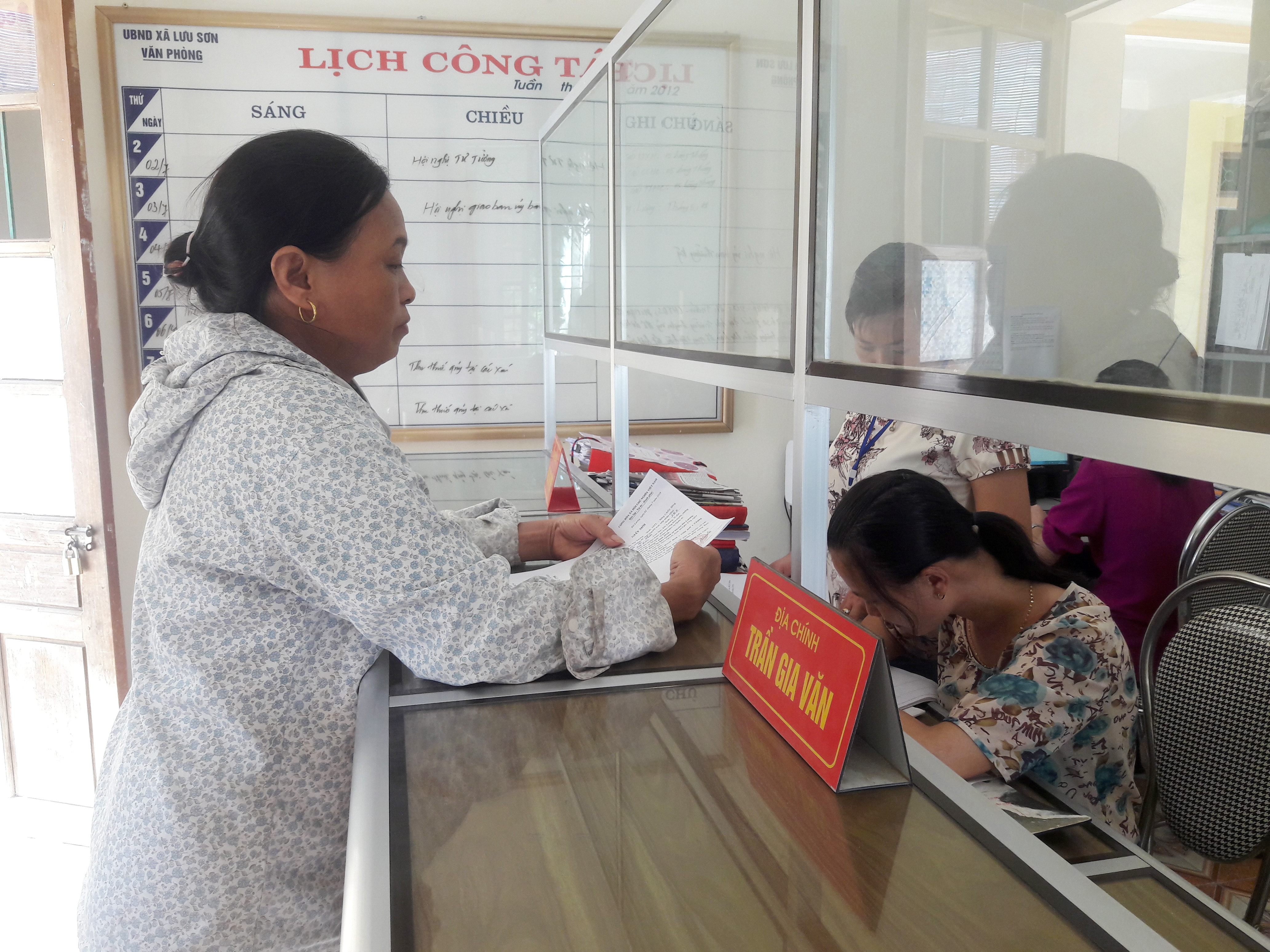 Công dân đến làm thủ tục tại bộ phận một cửa của UBND xã Lưu Sơn