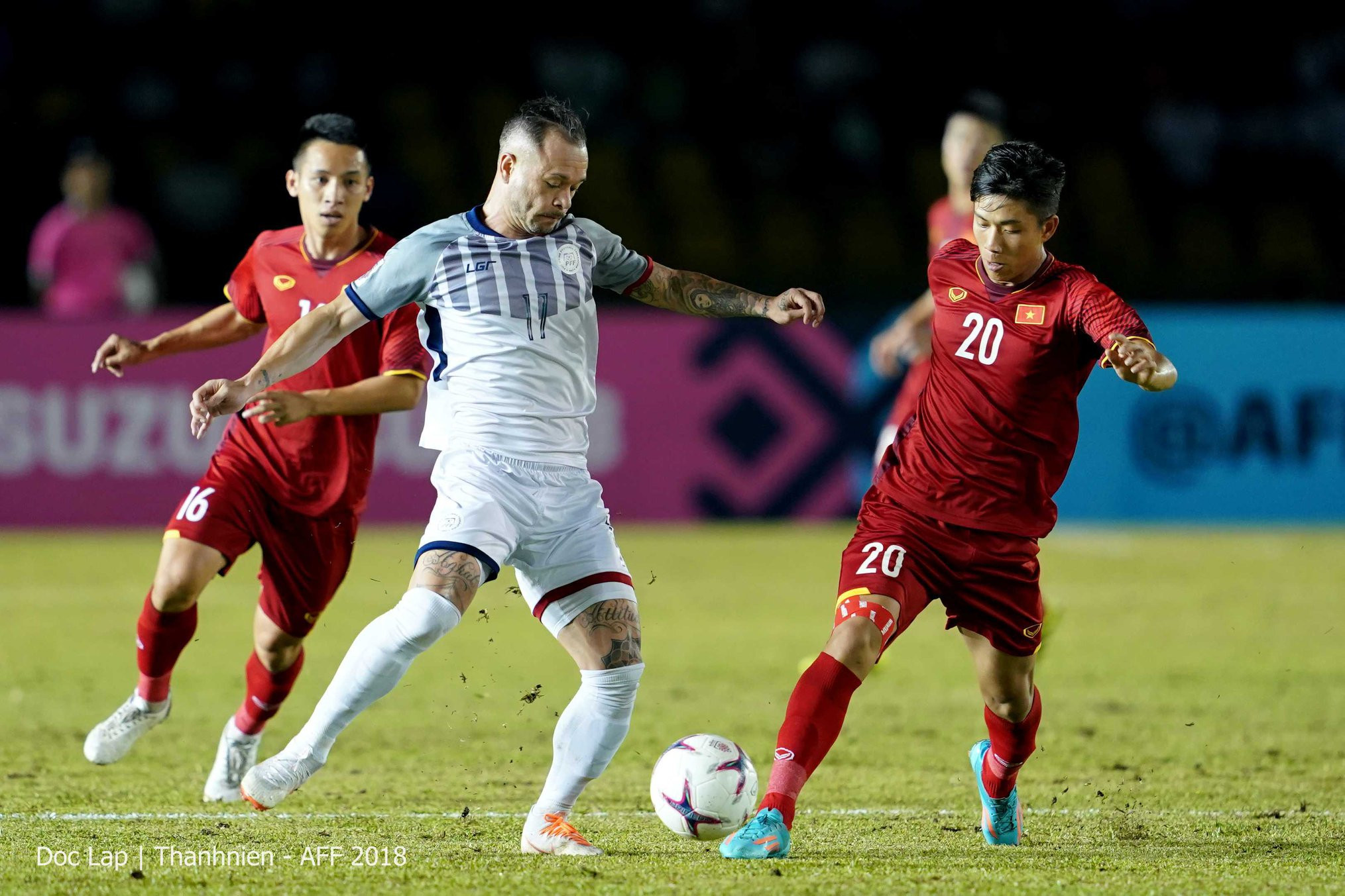 Tiền vệ Phan Văn Đức trong trận gặp Philippines. Ảnh: Độc Lập