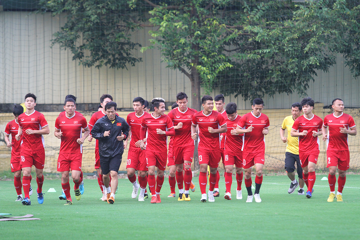 Các tuyển thủ vui vẻ khởi động. Việc ghi được 2 bàn thắng trên sân khách khiến không khí của ĐT Việt Nam khá thoải mái. Ảnh: TK