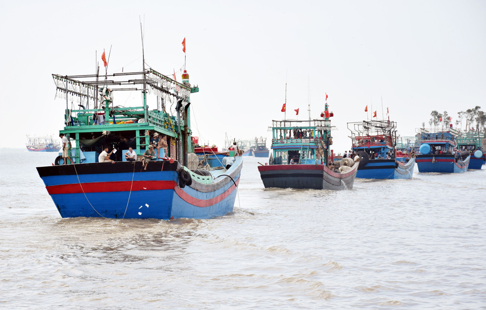 Tàu đánh cá công suất lớn của ngư dân huyện Quỳnh Lưu rời bến cá lạch Quèn, nối nhau ra khơi khai thác hải sản. Ảnh Xuân Hoàng