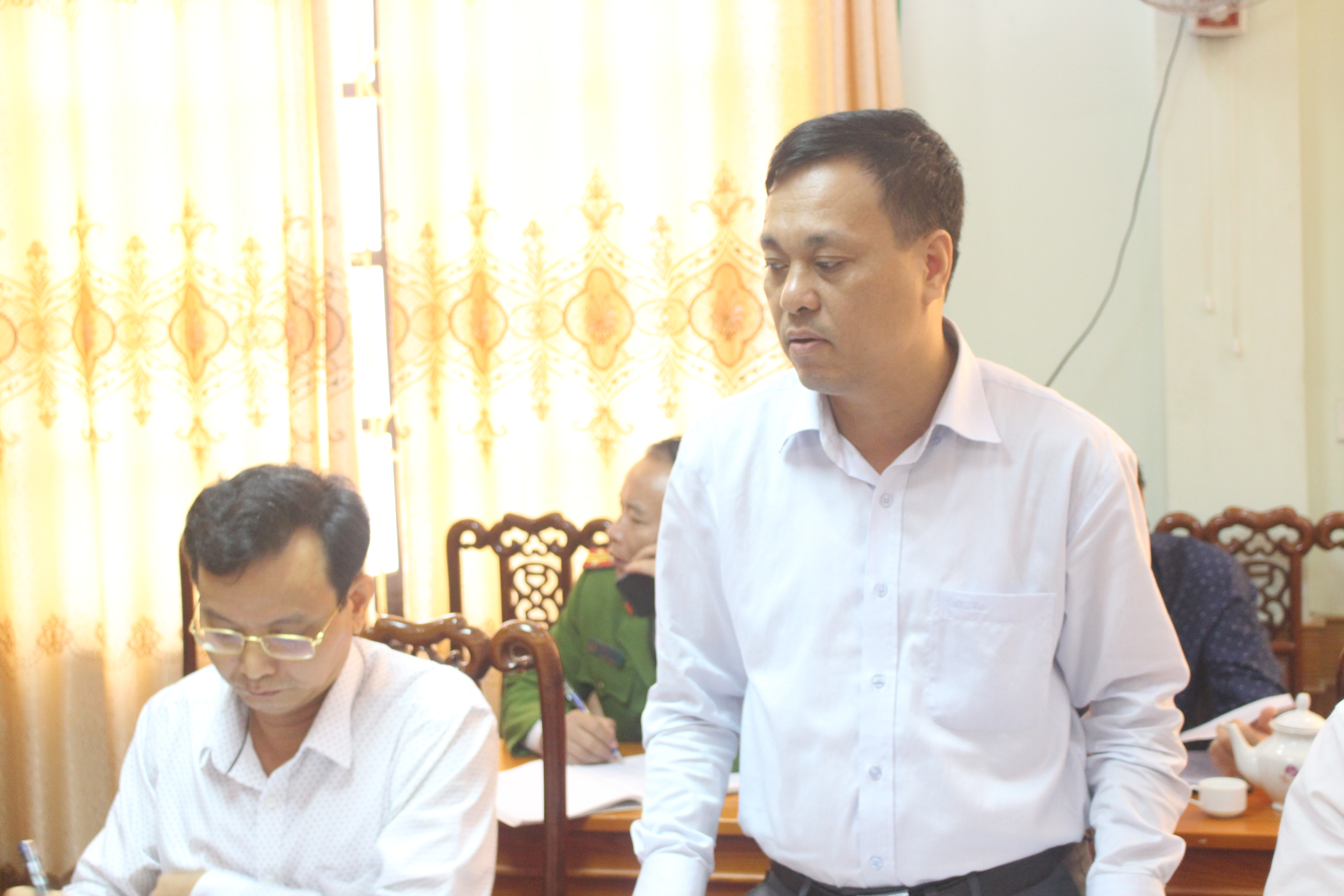 Đồng chí Hoàng Văn Bộ - Phó Bí thư thường trực, Chủ tịch UBND huyện phát biểu về tình hình phát triển kinh tế biển của huyện. Ảnh: Thanh Nhàn