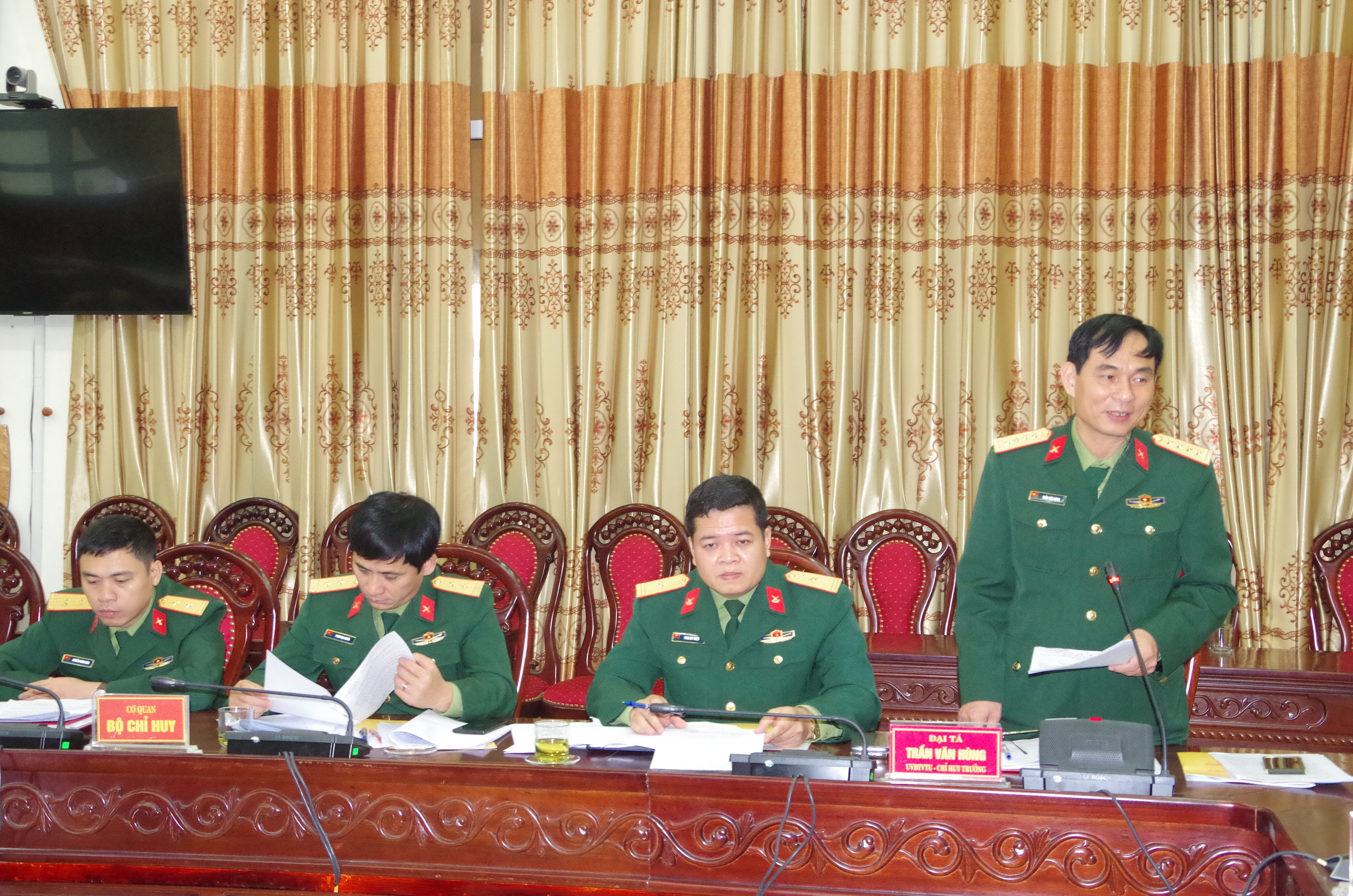 Đại tá Trần Văn Hùng - Ủy viên Ban Thường vụ Tỉnh ủy, Chỉ huy trưởng Bộ CHQS tỉnh phát biểu tại buổi làm việc. Ảnh: Trọng Kiên