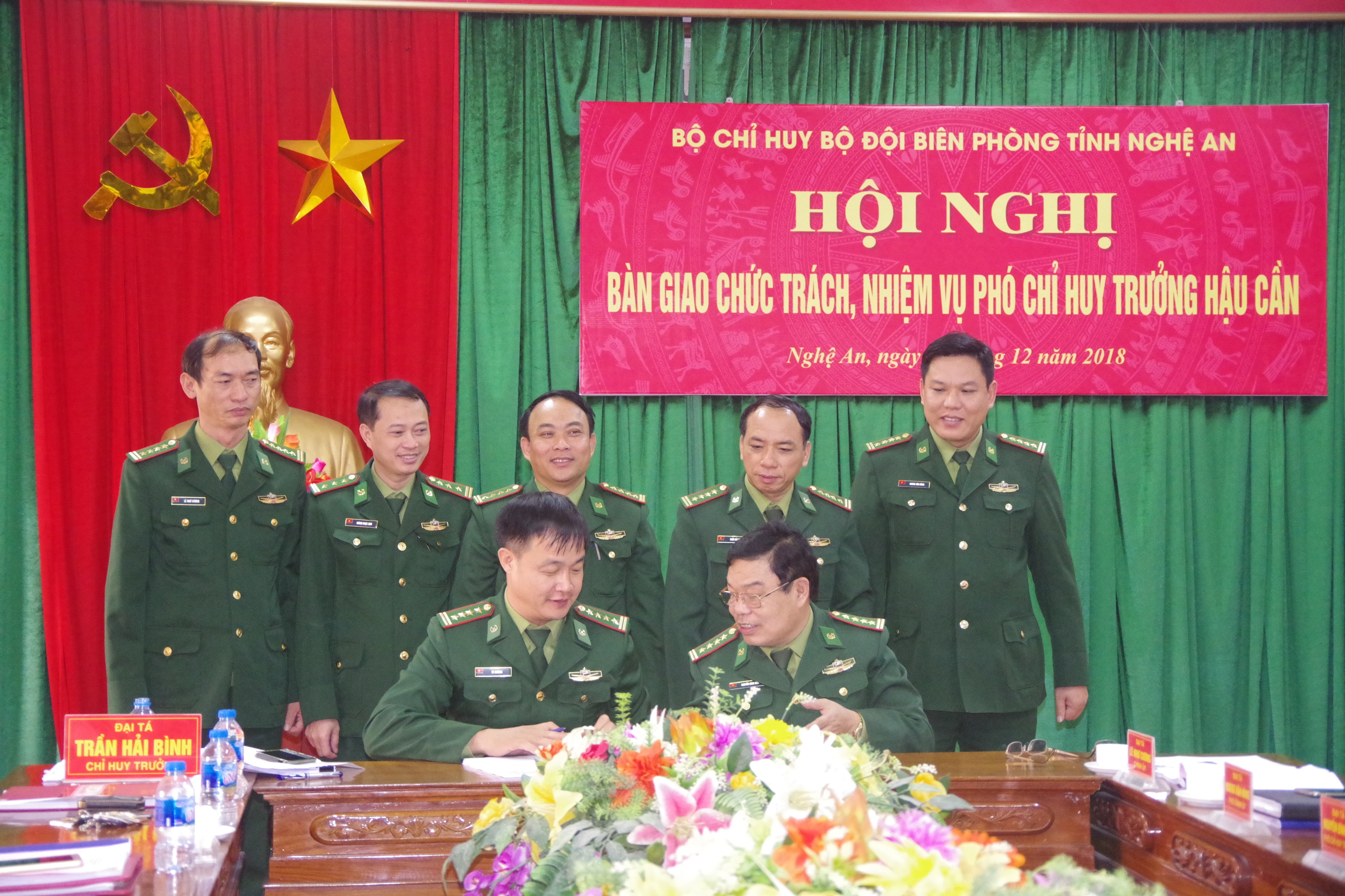Đại tá Nguyễn Đình Đức và Đại tá Vũ Khương ký biên bản bàn giao. Ảnh: Hải Thượng