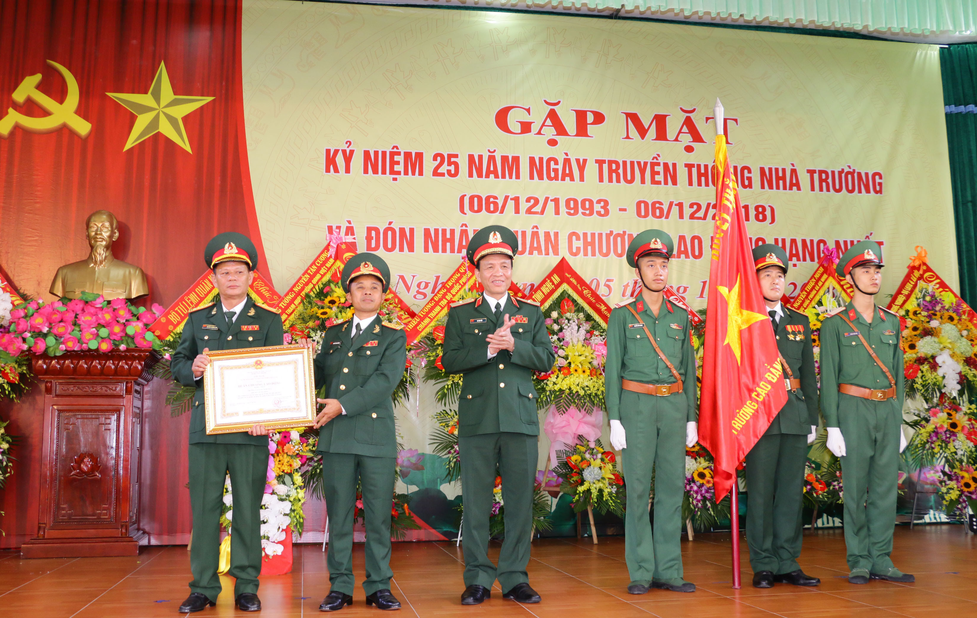 Thiếu tướng Hà Tân Tiến thừa ủy quyền của Chủ tịch nước trao tặng Huân chương Lao động hạng Nhất cho tập thể nhà trường. Ảnh: Mỹ Hà