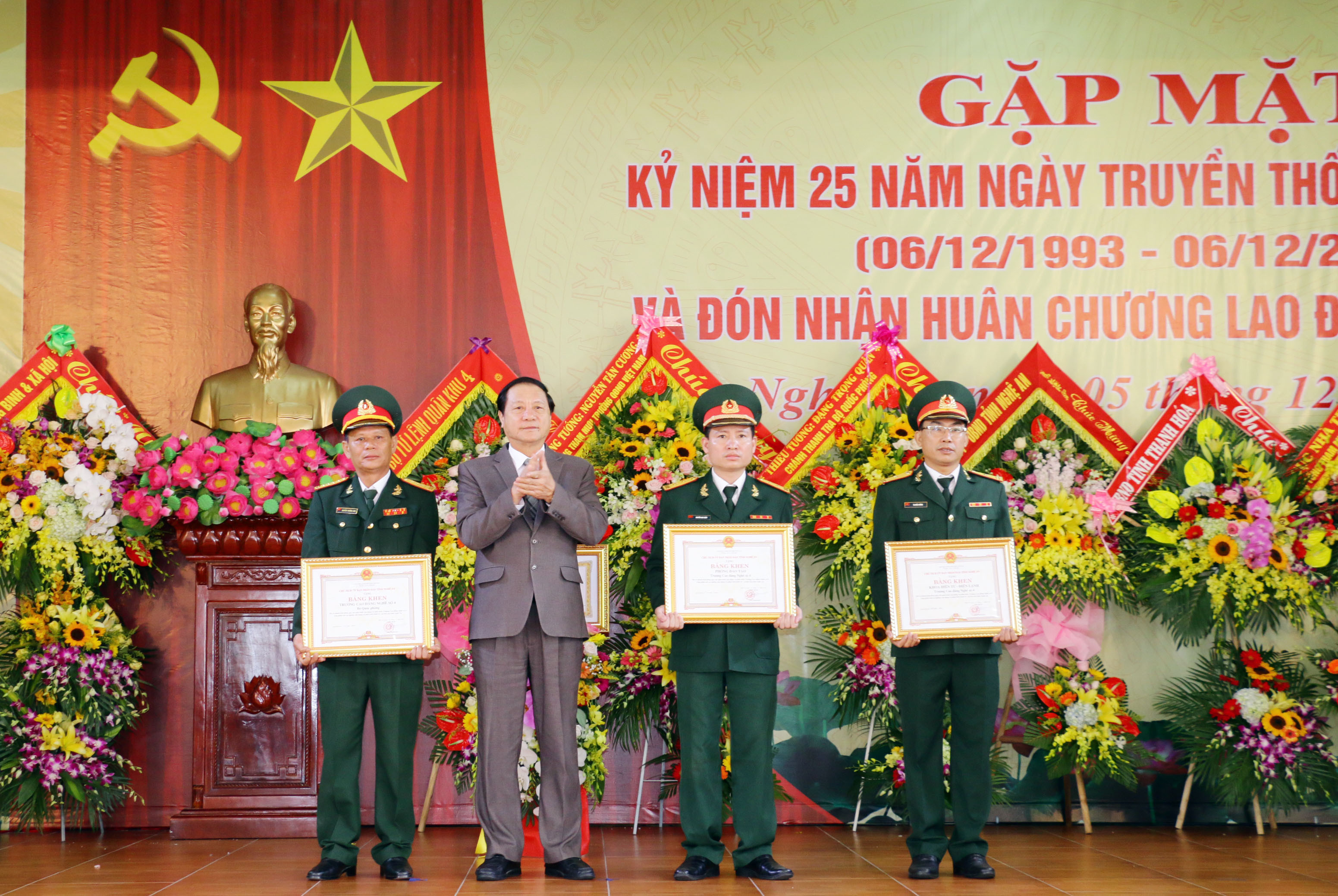 Đồng chí PCT UBND tỉnh Lê Minh Thông tặng bằng khen cho các tập thể của nhà trường. Ảnh: Mỹ Hà