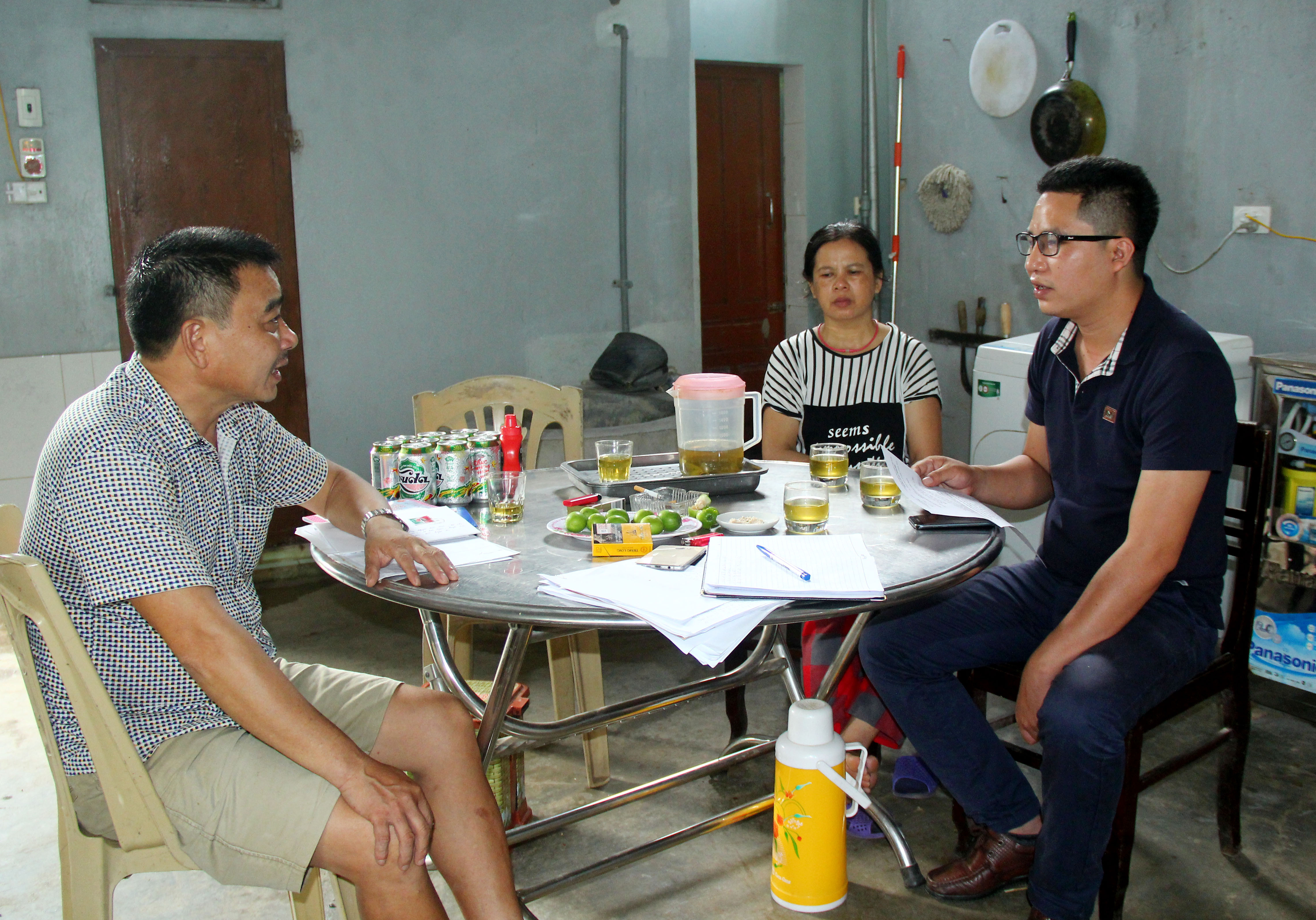 Gia đình ông Nguyễn Đình Hinh trao đổi với phóng viên Báo Nghệ An. Ảnh: Phạm Bằng