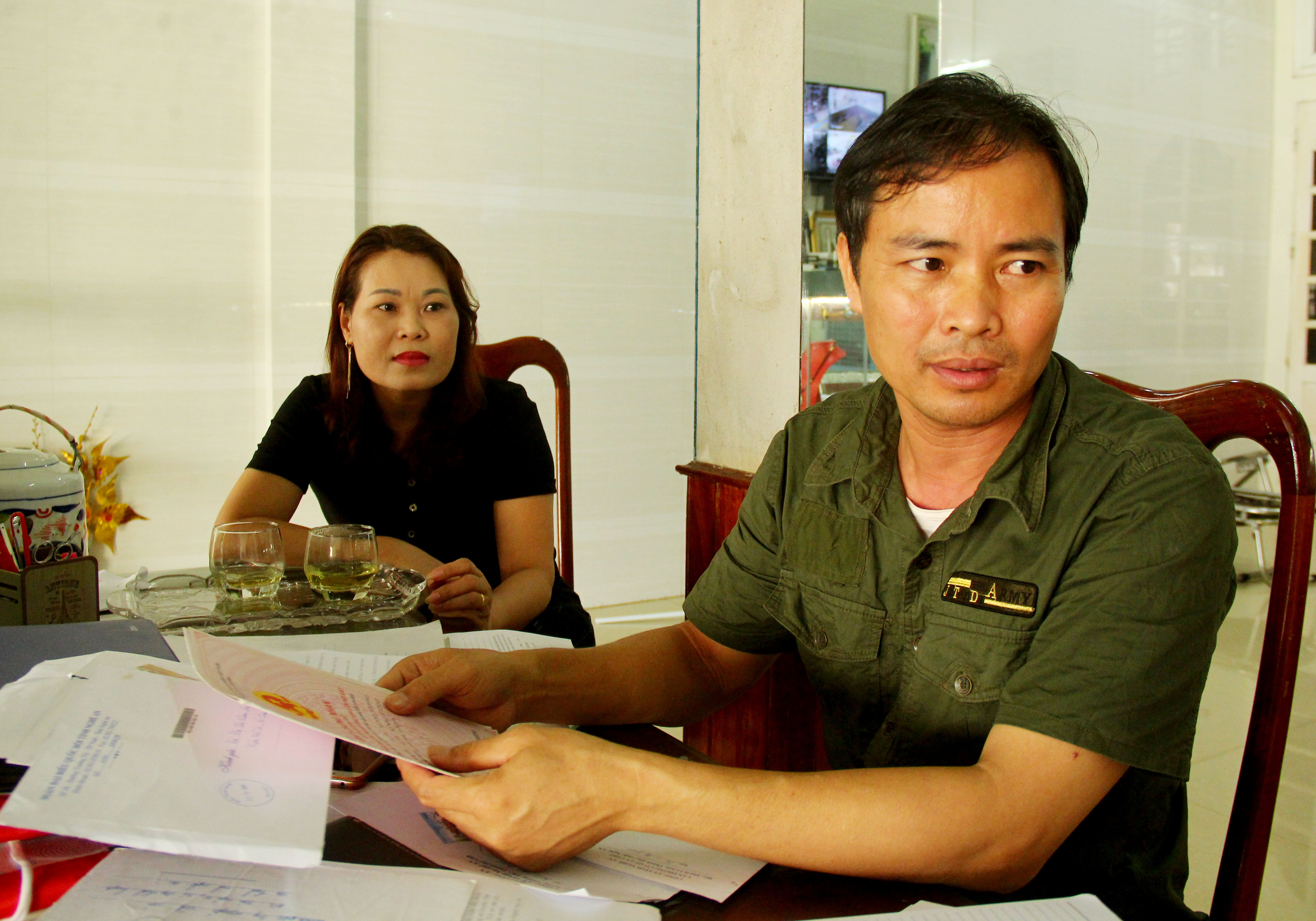 Ông Nguyễn Vĩnh Tám và bà Trần Thị Oanh phải ôm cục nợ khi Thương rời khỏi địa phương. Ảnh: Tiến Hùng