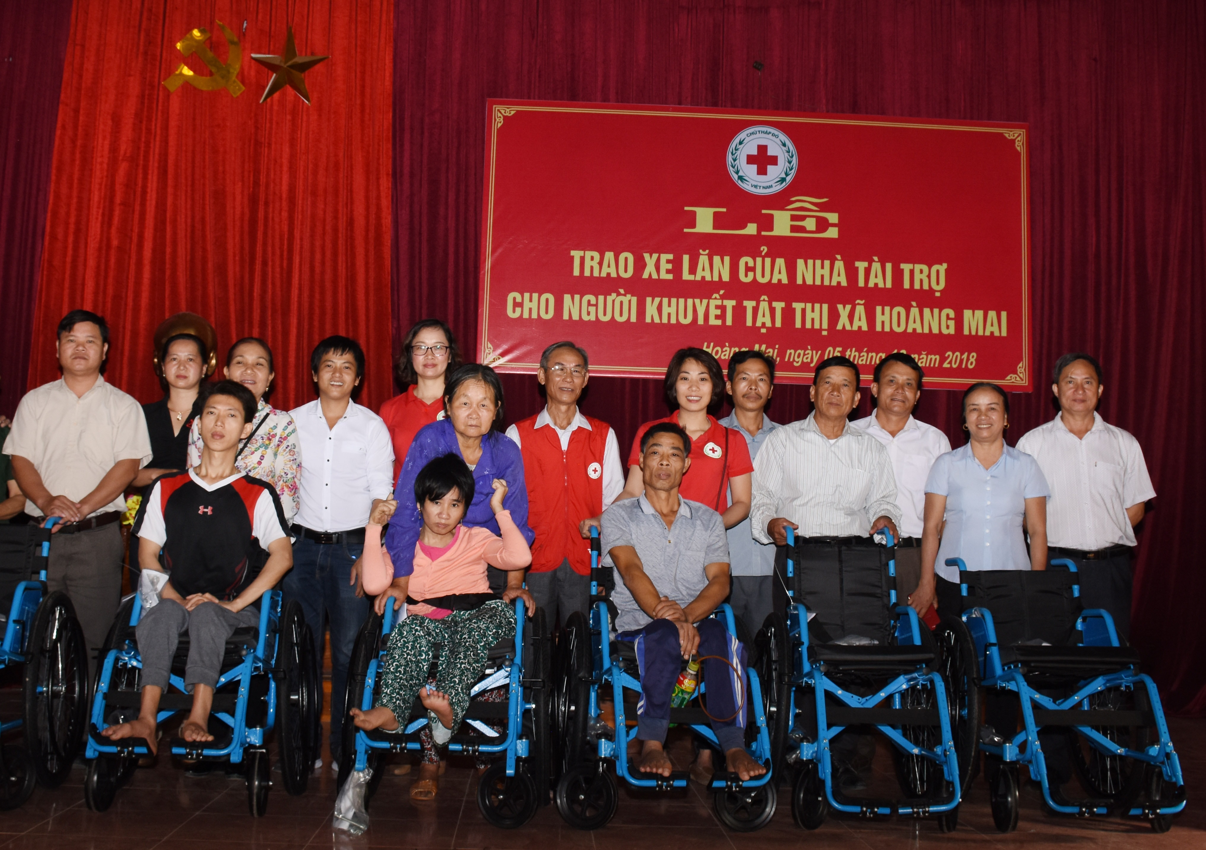 trao xe lăn cho người khuyết tật