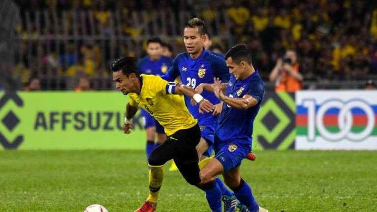 Không được ra sân trận thua 0-2, đội trưởng Malaysia Zaquan Adha đã gửi lời mời tái đấu trận chung kết đến các cầu thủ Việt Nam. Ảnh: AFF
