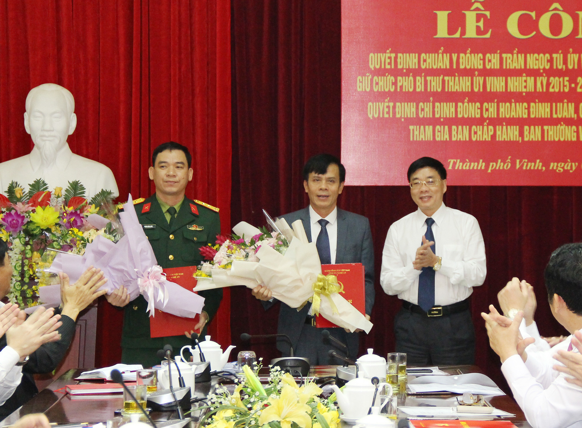 Đồng chí Nguyễn Văn Thông - Phó Bí thư Tỉnh ủy trao quyết định chuẩn y và