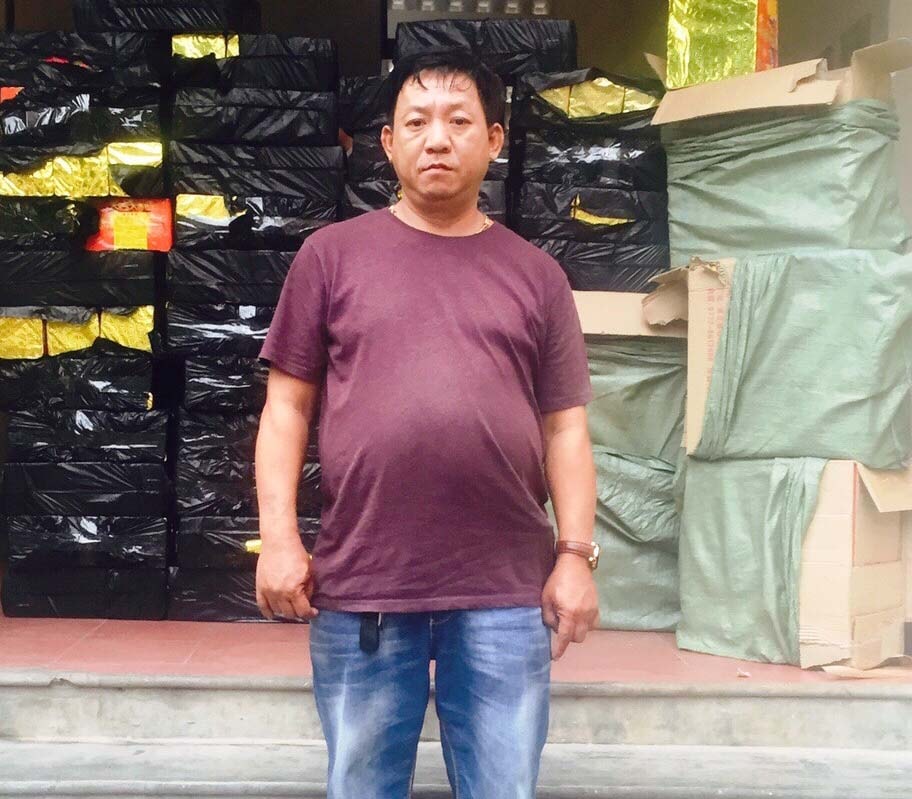 Đối tượng Huỳnh Minh Toàn và số pháo bị thu giữ. Ảnh: Hồng Quang