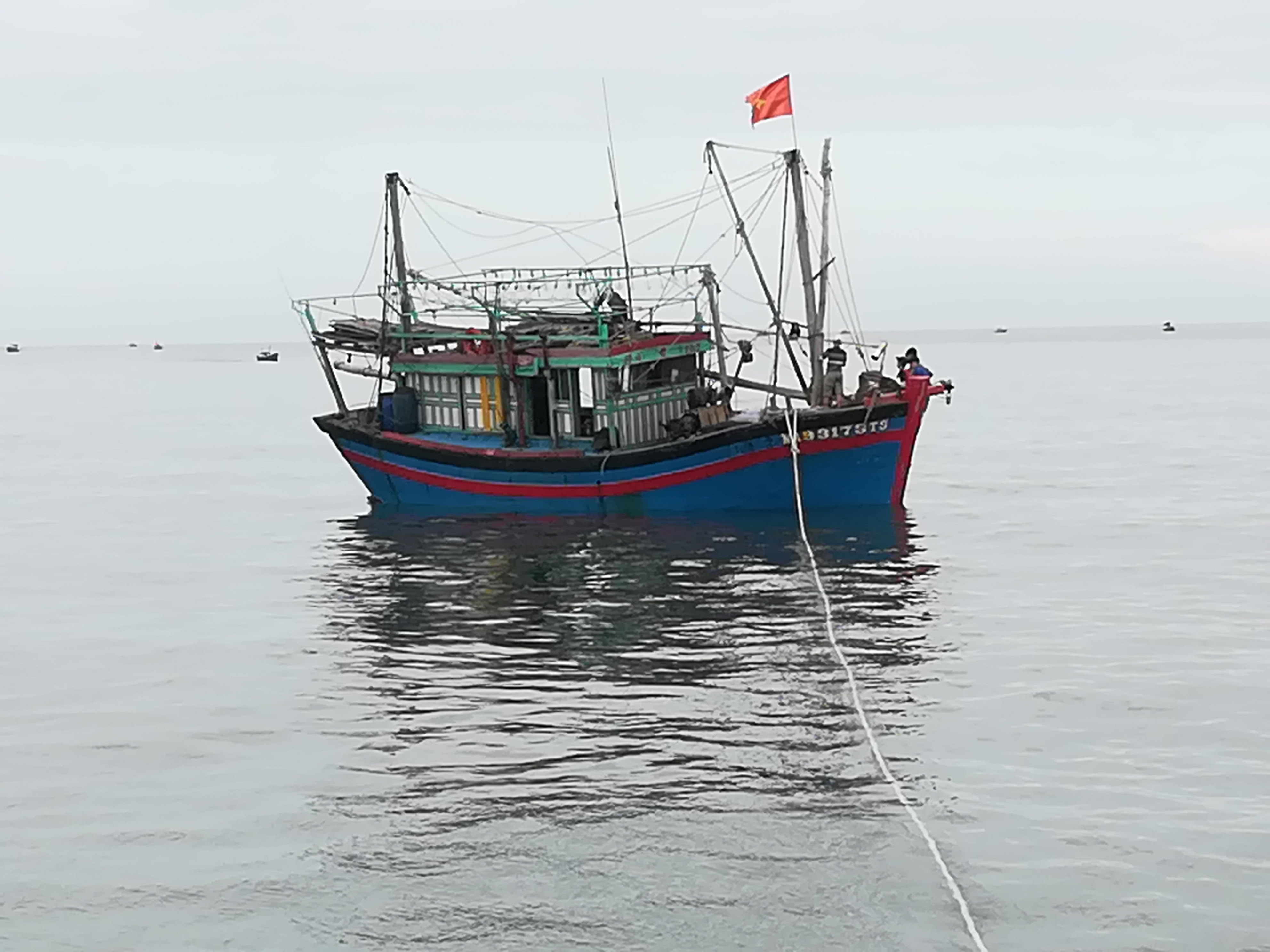 Tàu cá bị nạn được kéo vào cảng Lạch Quèn. Ảnh: Hải Thượng