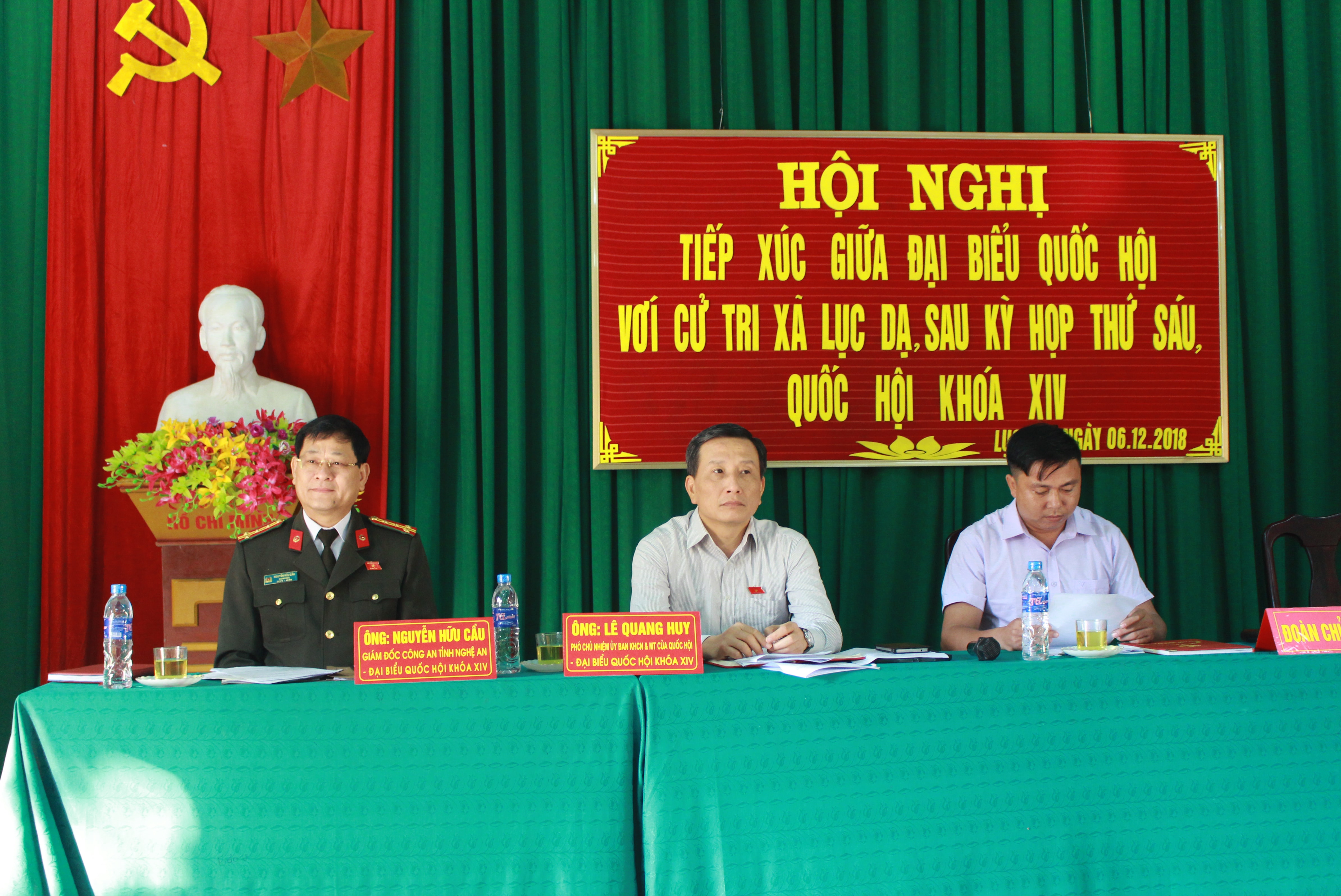 Các đại biểu Quốc hội tham dự buổi tiếp xúc với cử tri tại xã Lục Dạ, huyện Con Cuông. Ảnh: Phương Thúy