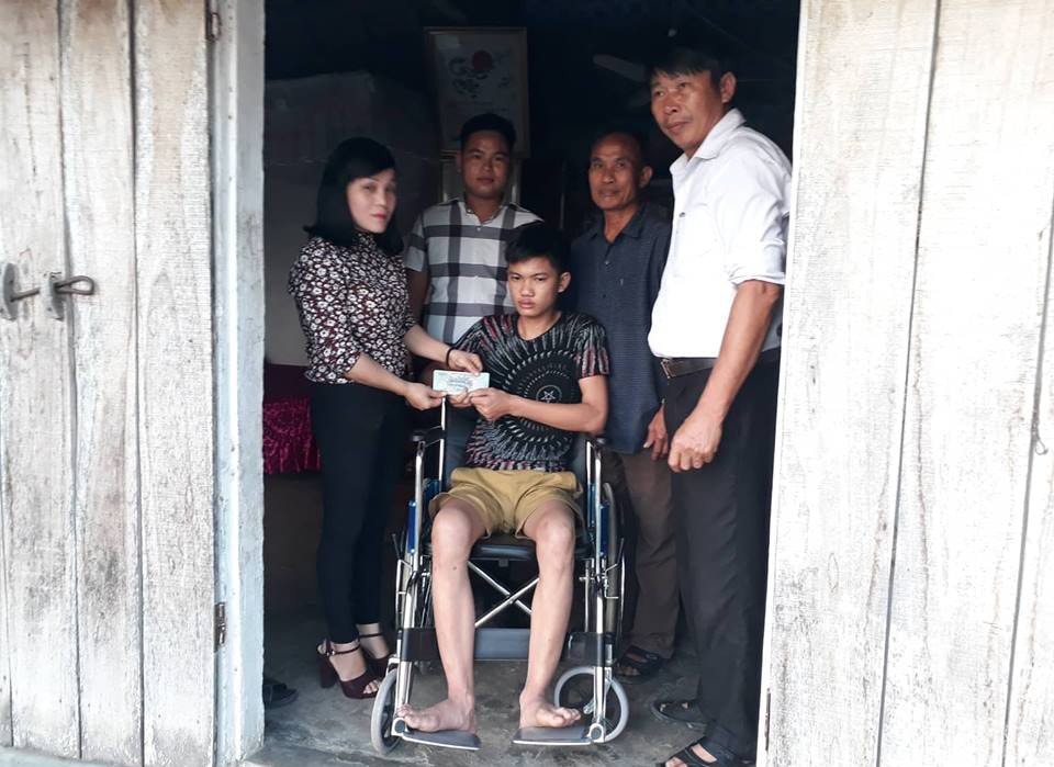Trao quà cho anh Nguyễn Văn Mạo ở Nghĩa Đàn. Ảnh Đức Anh