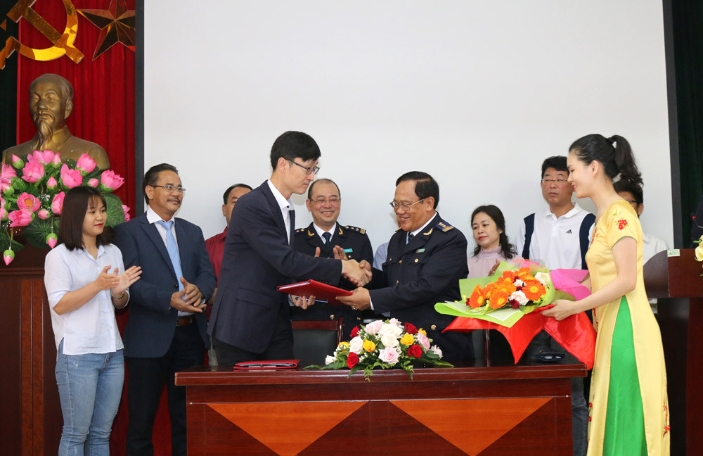 Đại diện Công ty TNHH Điện tử BSE Việt Nam và đại diện Hải quan Nghệ An ký kết văn bản hợp tác. Ảnh: Lâm Tùng