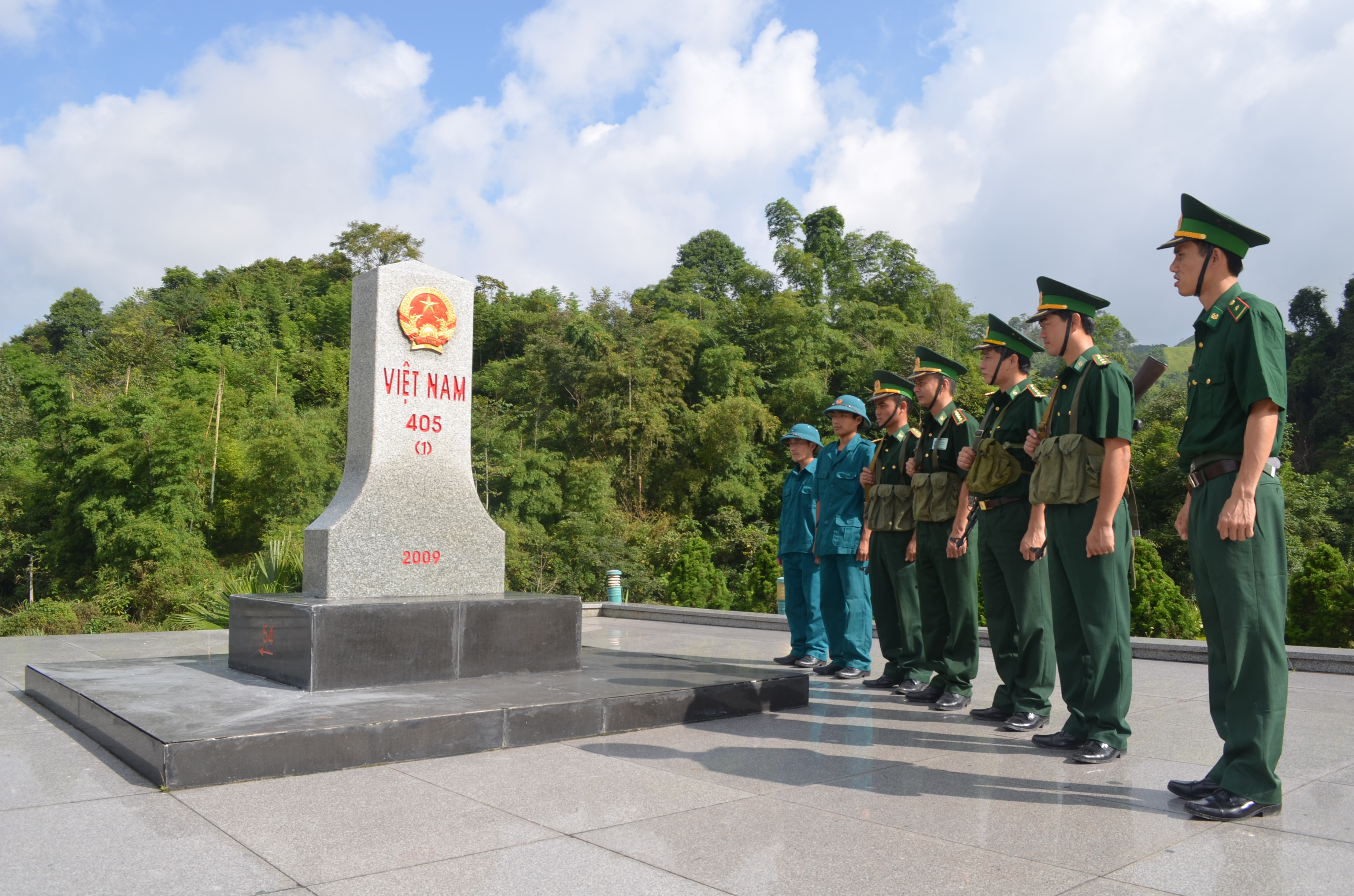 BĐBP Nghệ An phối hợp cùng dân quân địa phương bảo vệ chủ quyền an ninh biên giới. Ảnh: Hùng Phong