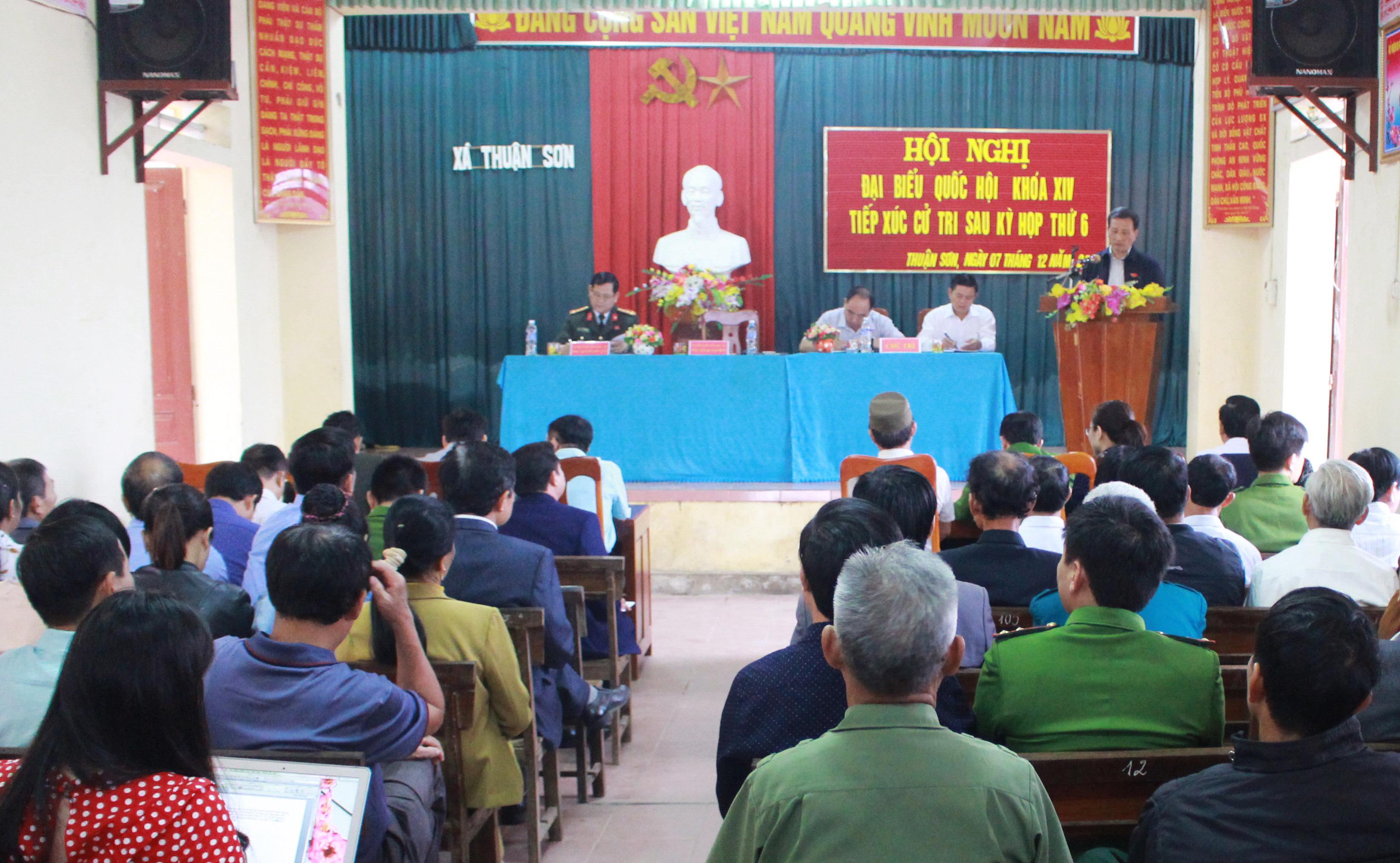 Hội nghị tiếp xúc cử tri thu hút đông đảo người dân xã Thuận Sơn tham gia. Ảnh: Phương Thúy
