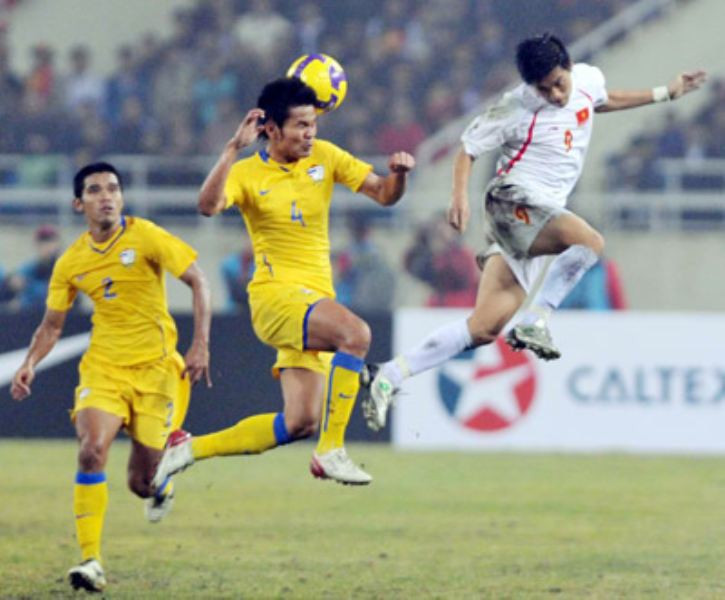 Pha đánh đầu ghi bàn của Lê Công Vinh trong trận chung kết lượt về với Thái Lan tại AFF Cup 2008. Ảnh: Internet.