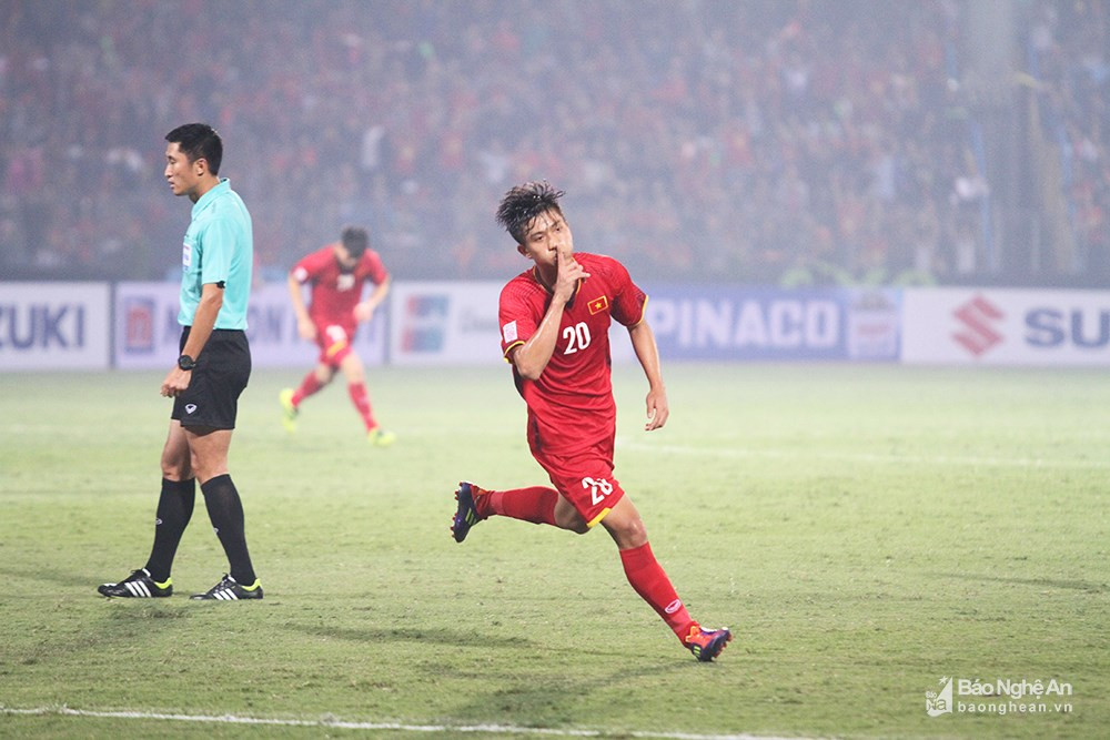 Phan Văn Đức đang tỏa sáng rực rỡ trong màu áo Đội tuyển Việt Nam tại AFF Cup 2018. Ảnh tư liệu.