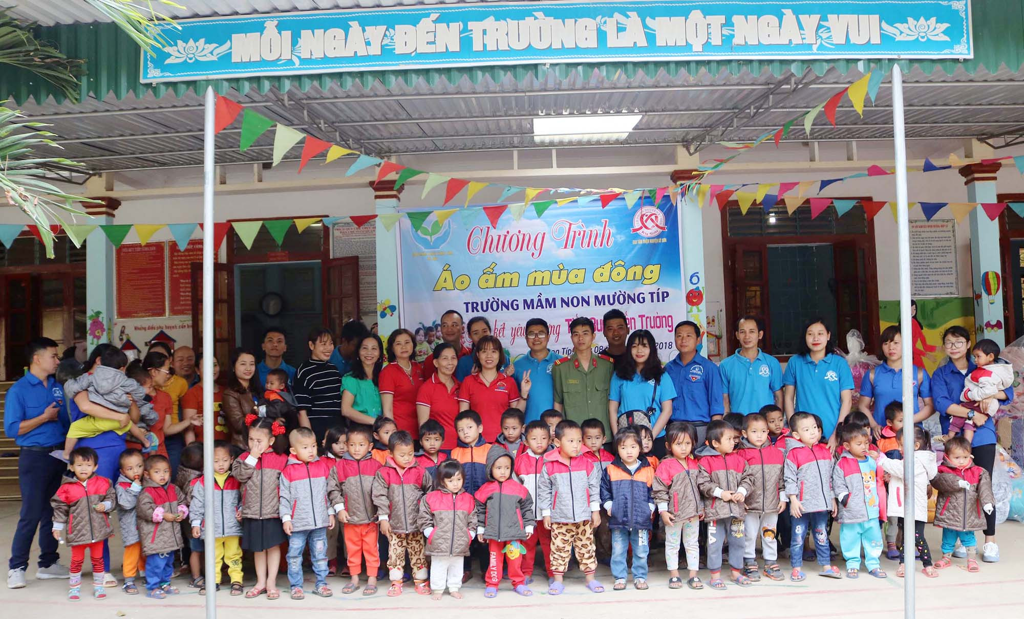 Trao tặng áo ấm cho học sinh Trường Mầm non Mường Típ (Kỳ Sơn). Ảnh: Lữ Phú