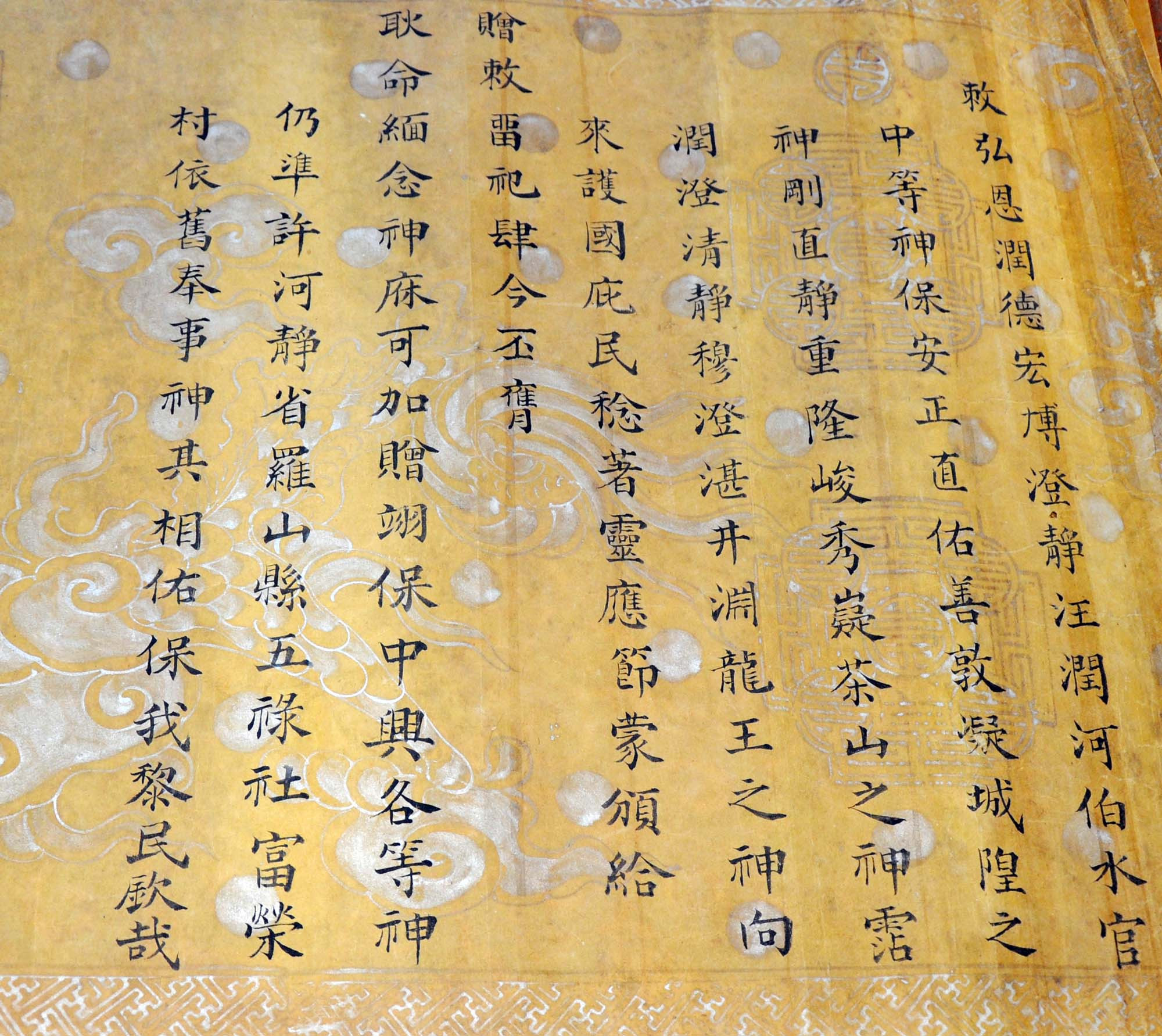 Nội dung bản sắc phong của vua Tự Đức (triều Nguyễn) đang được lưu giữ tại đền Phú Vinh. Ảnh: Công Kiên