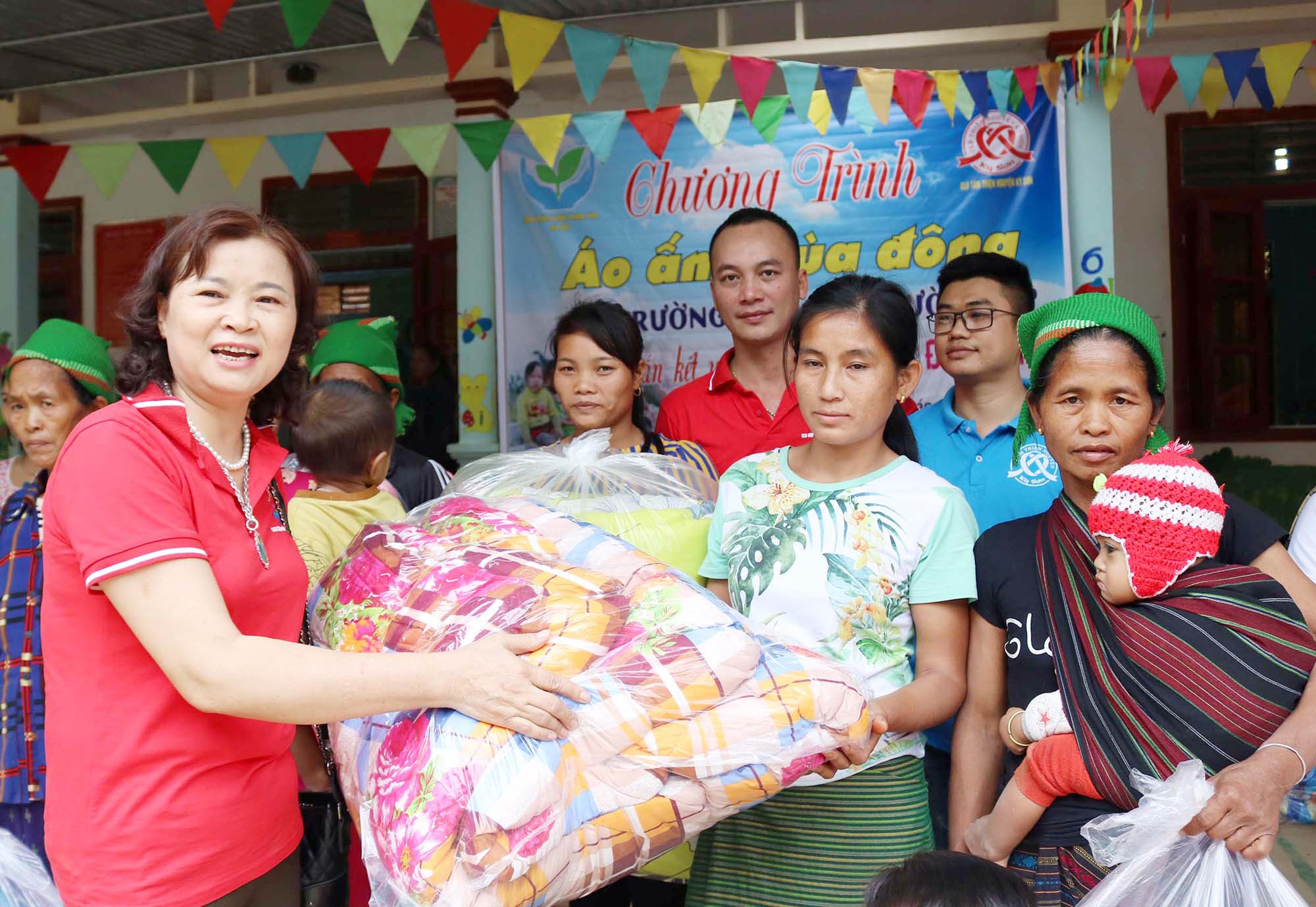 Trao tặng chăn ấm cho các hộ nghèo vùng lũ thuộc xã Mường Típ