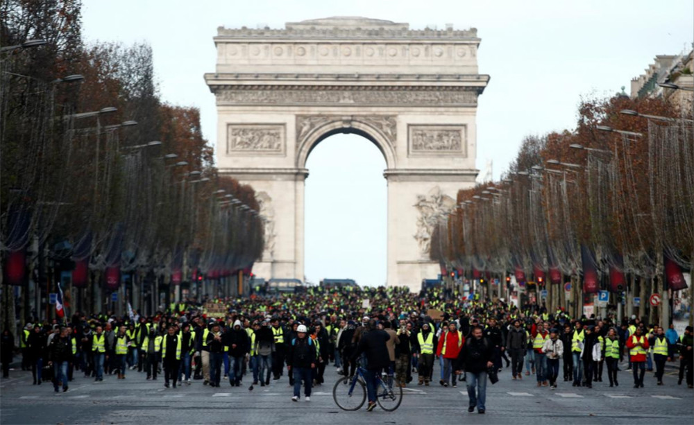 người biểu tình trên đại lộ Champs Elysees
